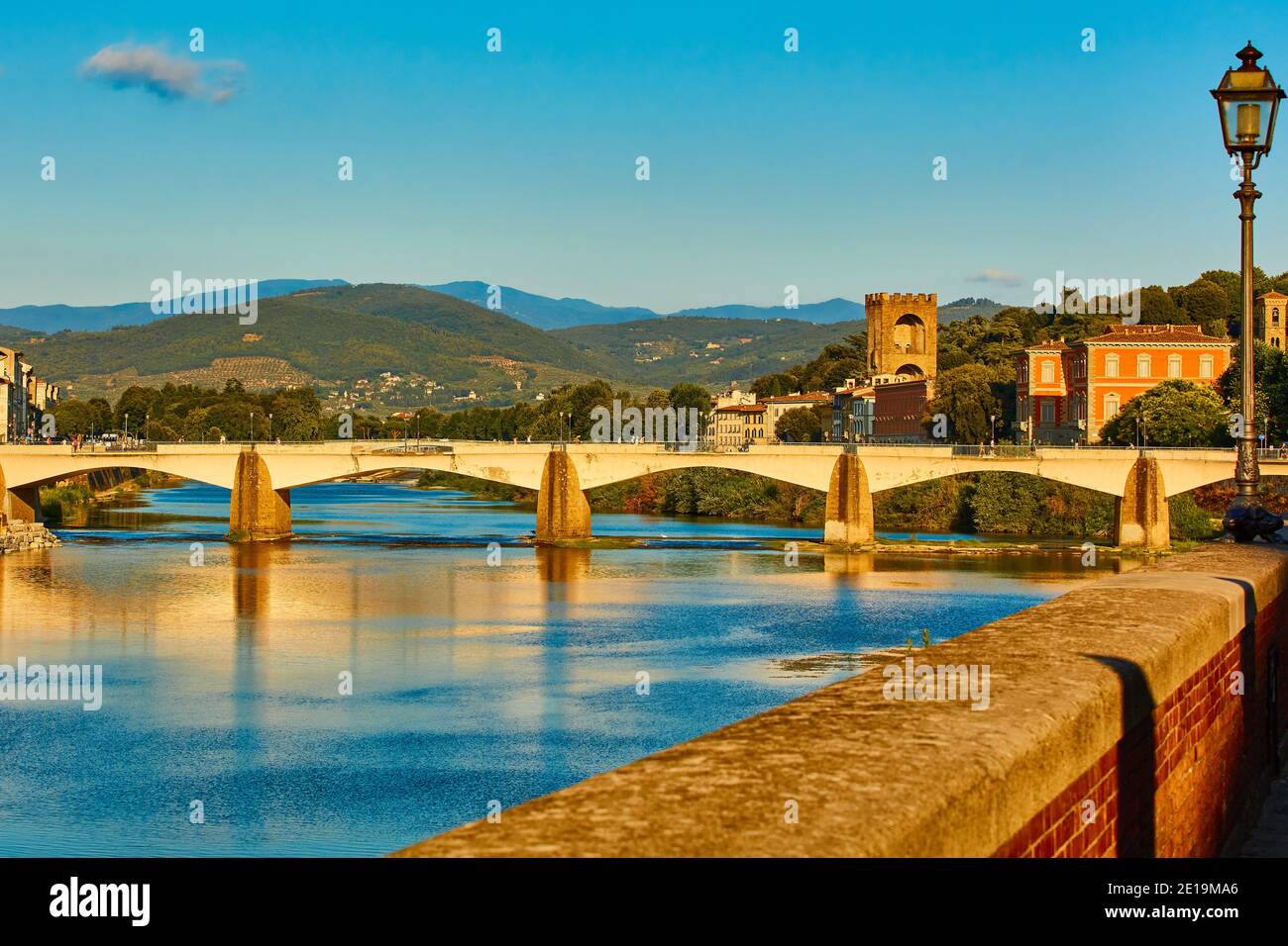 Skyline von Florenz mit Blick auf den Arno-Fluss Wahrzeichen der Toskana Italien Stockfoto