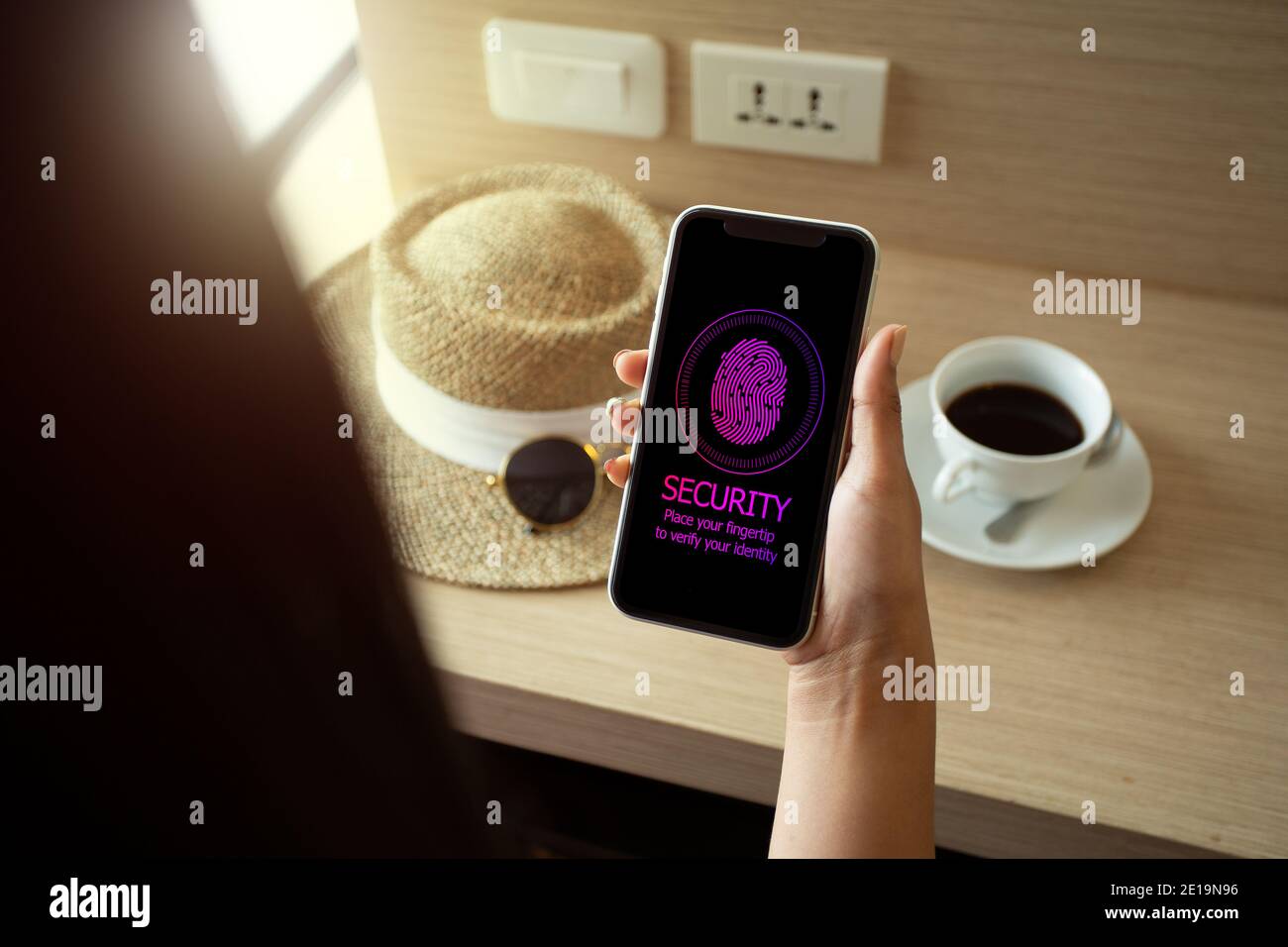 Menschen im Urlaub per Smartphone ein Passwort per Fingertip zu unterzeichnen. Mobile Security Konzept. Stockfoto