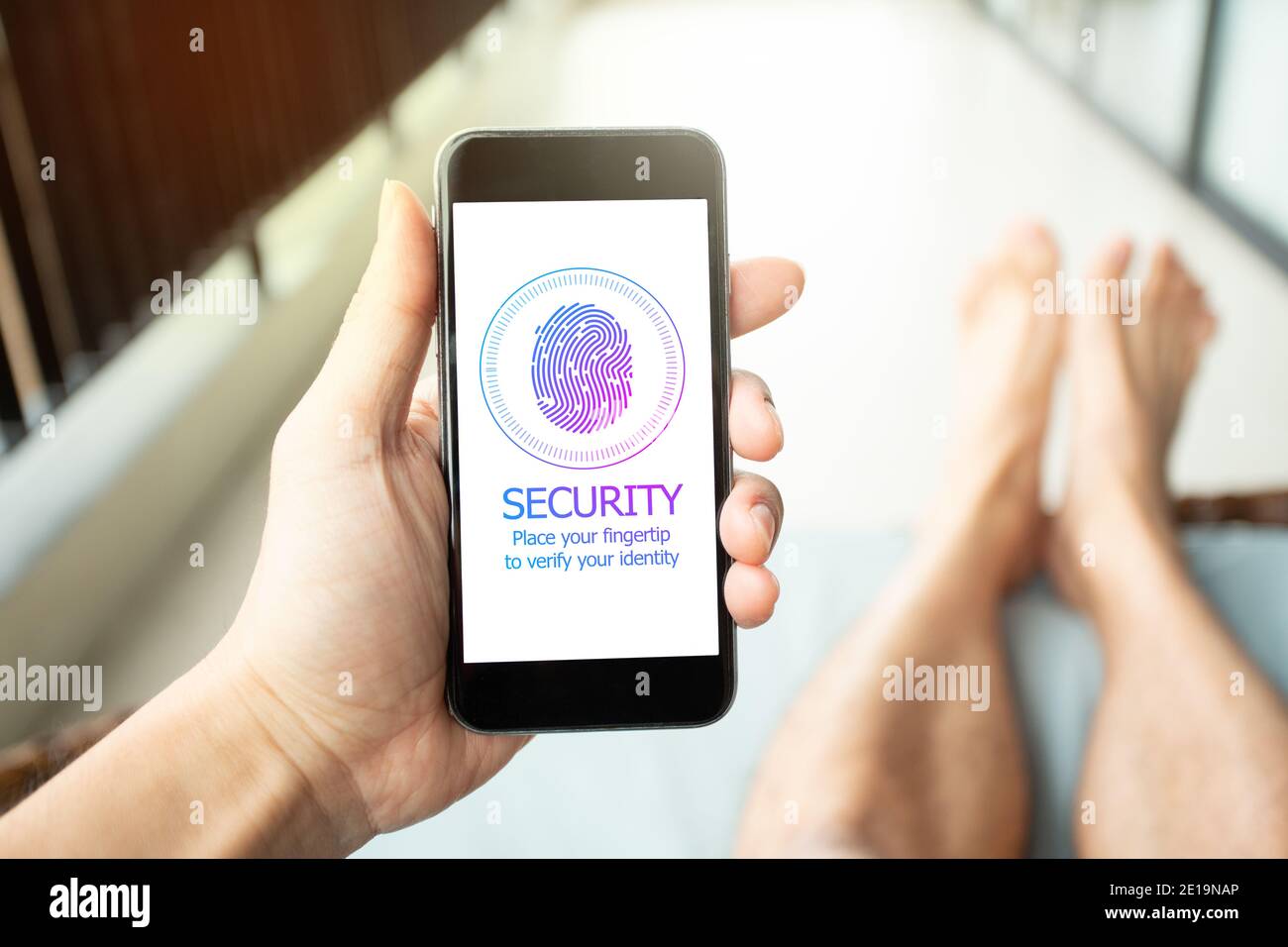 Menschen im Urlaub per Smartphone ein Passwort per Fingertip zu unterzeichnen. Mobile Security Konzept. Stockfoto