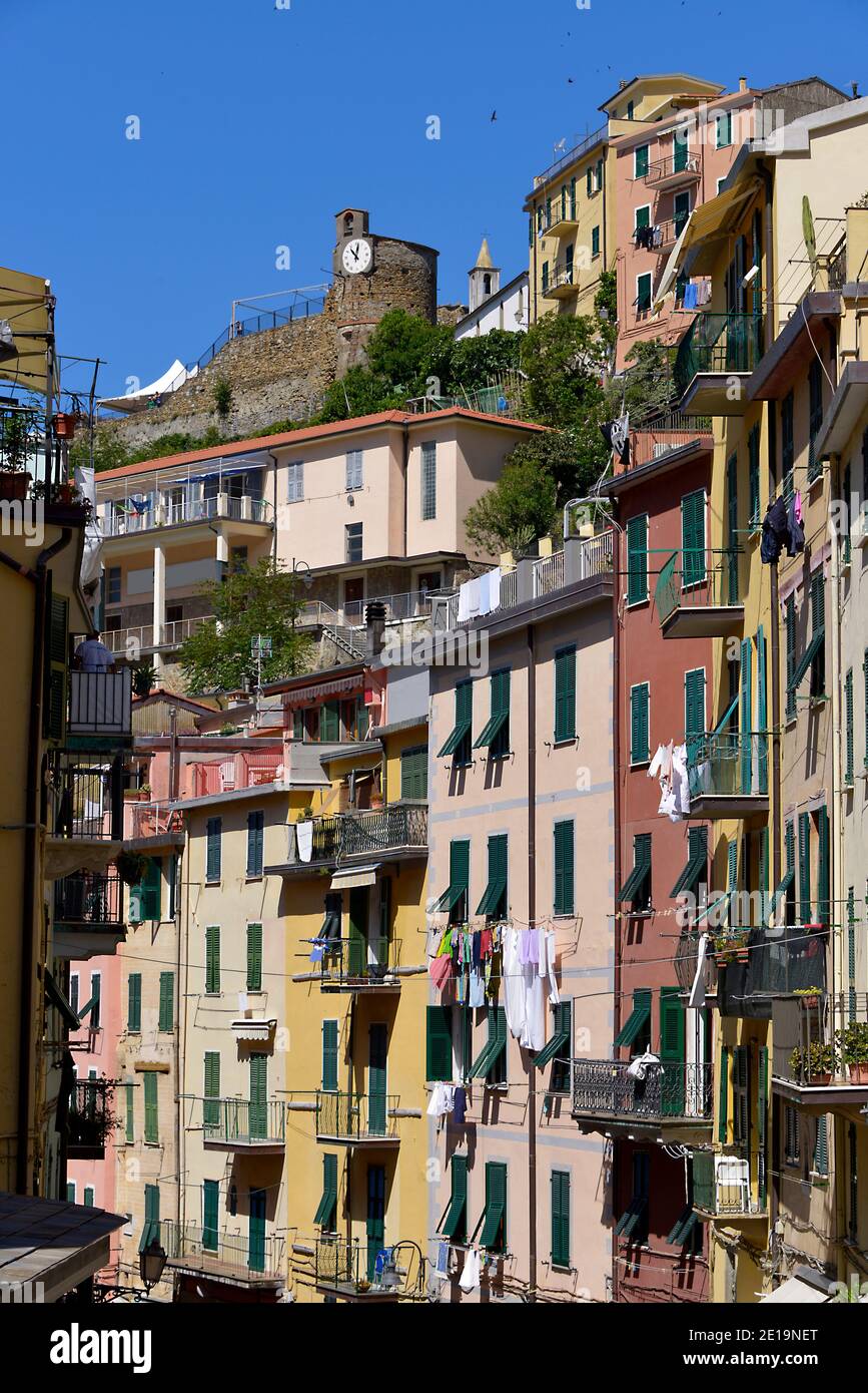 Typische Straße mit seinen bunten Fassaden des Dorfes Riomaggiore, eine Gemeinde in der Provinz La Spezia, in einem kleinen Tal in Ligurien gelegen Stockfoto