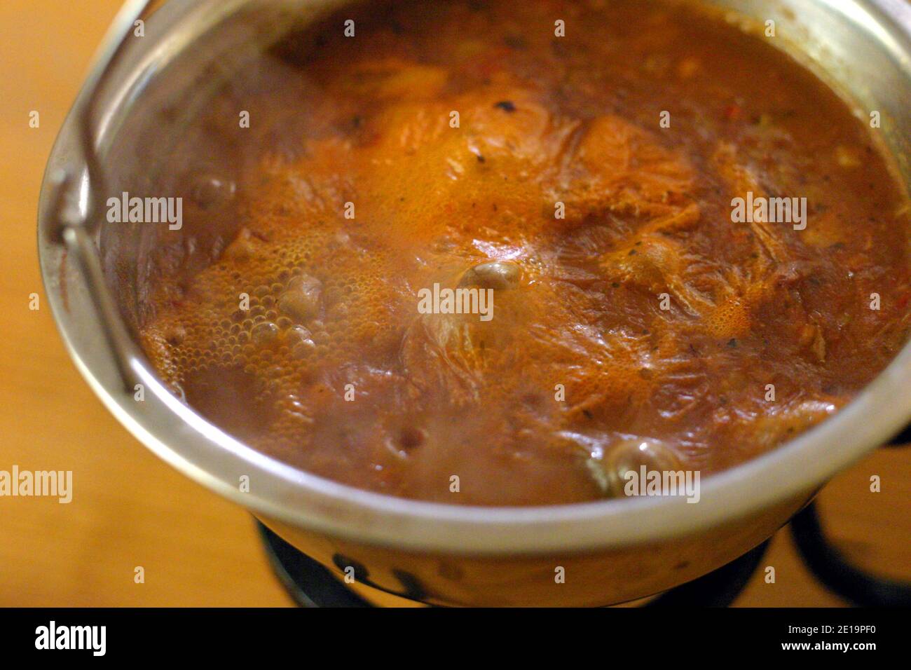 Ungarische Gulaschsuppe in heißem Couldron serviert. Stockfoto