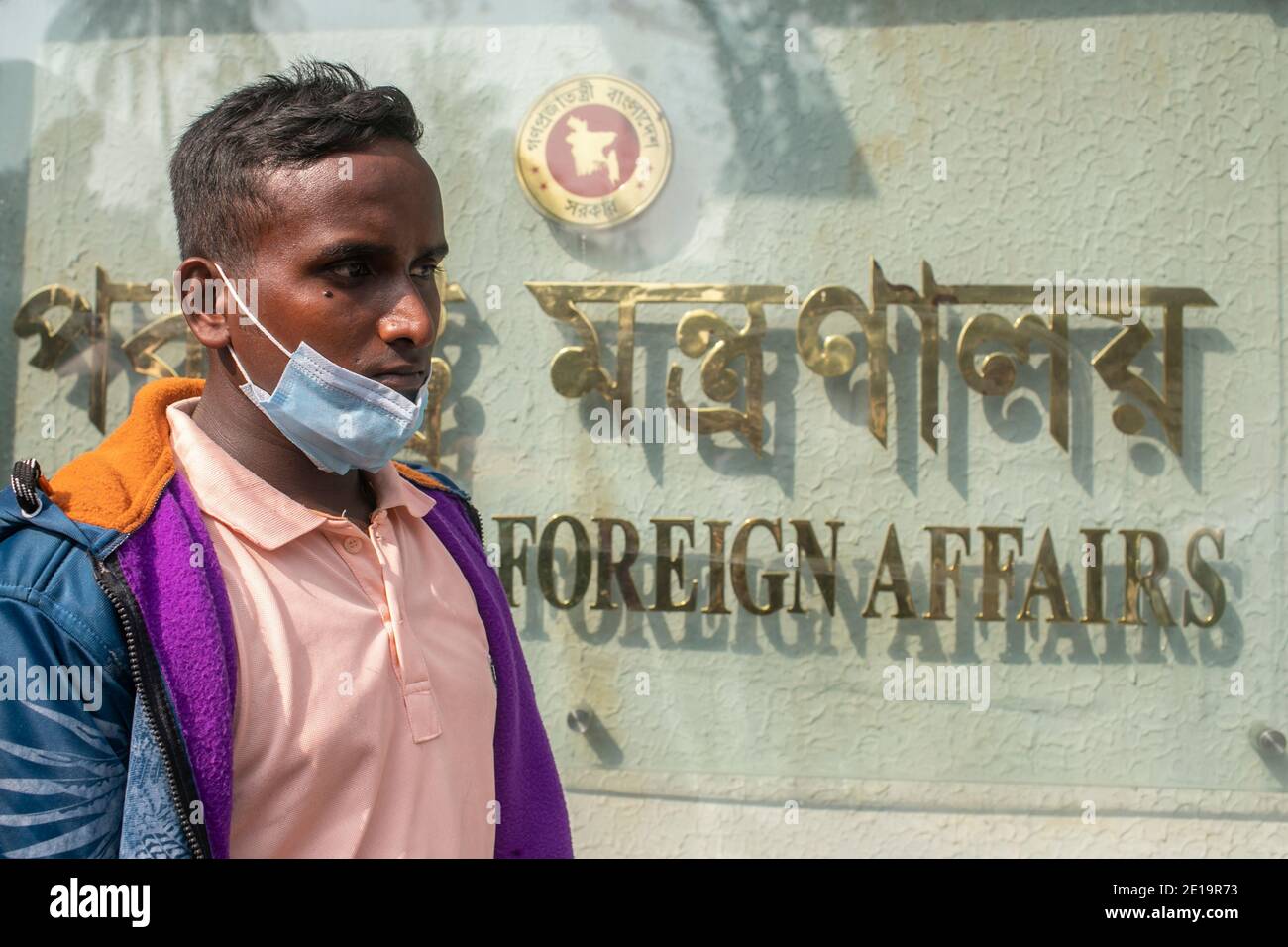 Ein Wanderarbeiter wartet außerhalb des Außenministeriums auf jede Form der Kommunikation während der Demonstration. Hunderte von verärgerten bangladeschischen Wanderarbeitern demonstrierten außerhalb des Außenministeriums und forderten dringende Maßnahmen der Regierung, um ihre Rückkehr zu ihren Arbeitszielen im Nahen Osten zu erleichtern. Stockfoto