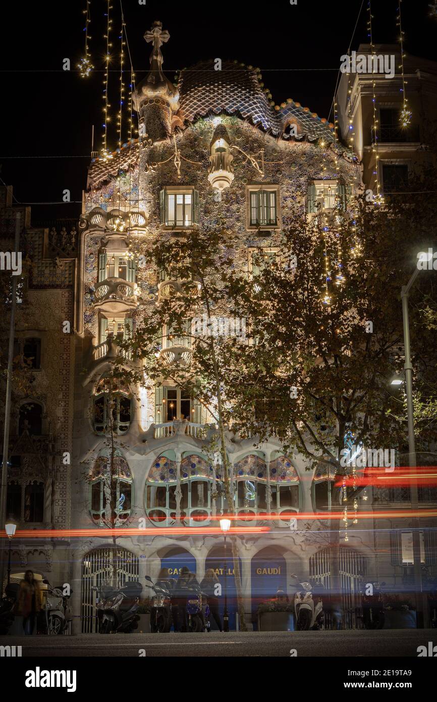 BARCELONA, SPANIEN-8. DEZEMBER 2020: Casa Batllo Fassade bei Nacht Stockfoto