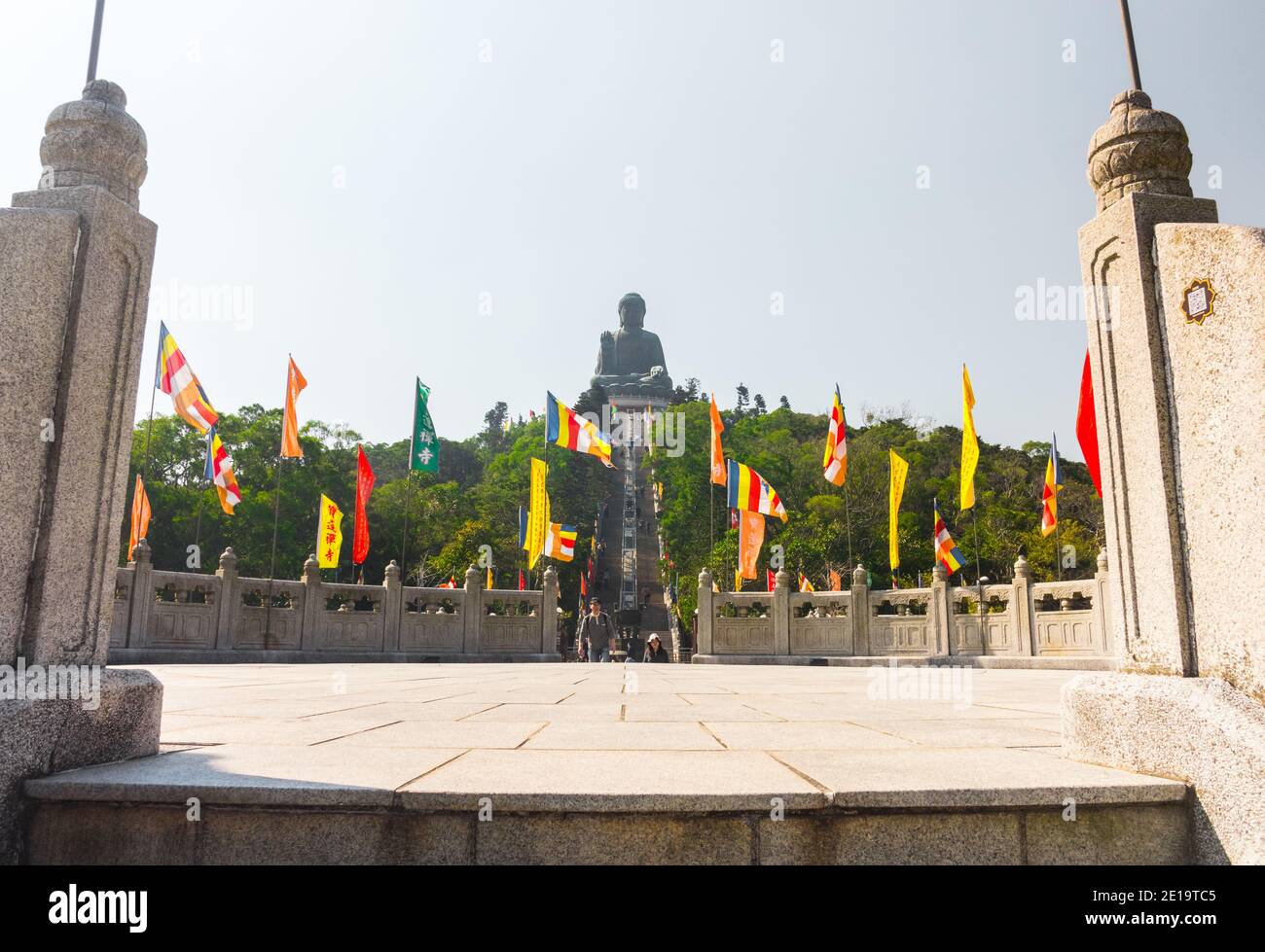 Wunderschöne Aufnahme des berühmten Tian Tan Buddha (Big Buddha, eine große Bronzestatue von Buddha Shakyamuni) auf der Insel Lantau. Niemand. Sonniger Tag. Stockfoto