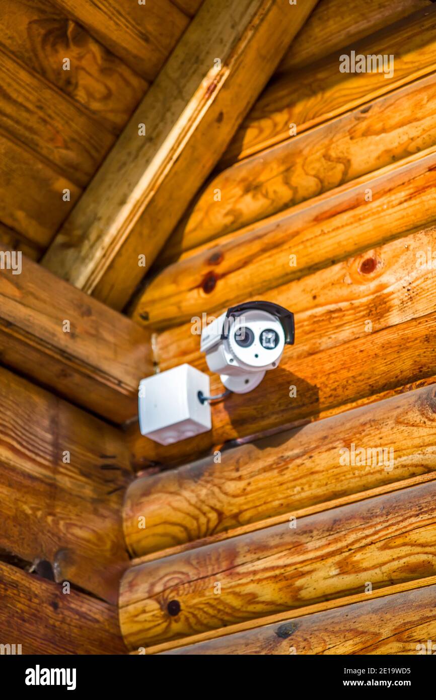 Sicherheitskamera auf dem Holzhaus Stockfoto