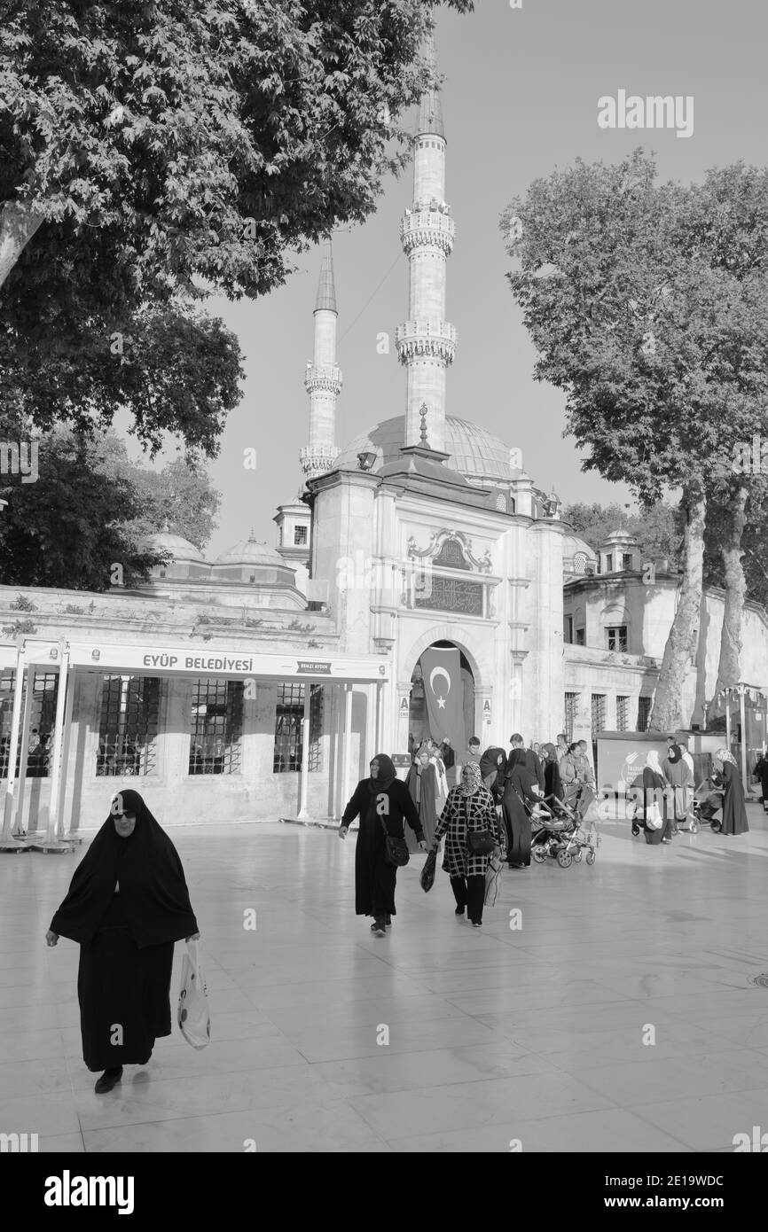 Menschen auf dem Eyup Sultan Platz vor der Eyup Sultan Moschee in Istanbul, Türkei Stockfoto