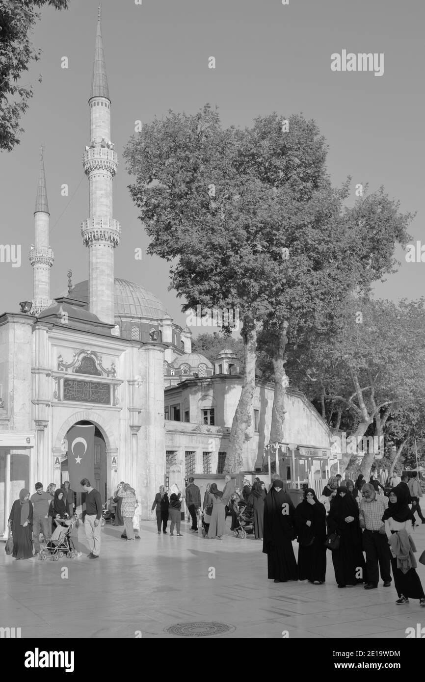 Menschen auf dem Eyup Sultan Platz vor der Eyup Sultan Moschee in Istanbul, Türkei Stockfoto