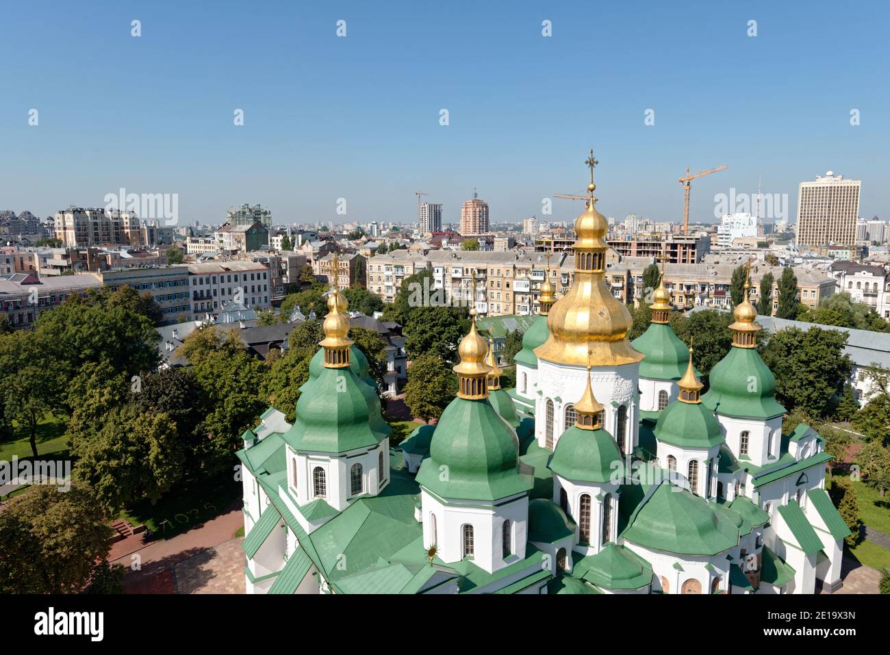 Kuppeln der Hagia Sophia Kathedrale gegen Stadtbild von Kiew, Ukraine. Erbaut im 11. Jahrhundert, ist die Kathedrale zum UNESCO-Weltkulturerbe Stockfoto