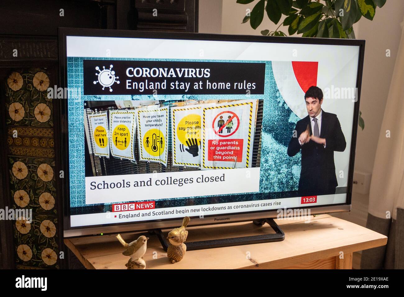 Die dritte Coronavirus-Sperrregelung; 'Coronavirus, England bleiben zu Hause Regeln', 'Schulen und Colleges geschlossen', in BBC-Fernsehnachrichten. 2021 Stockfoto