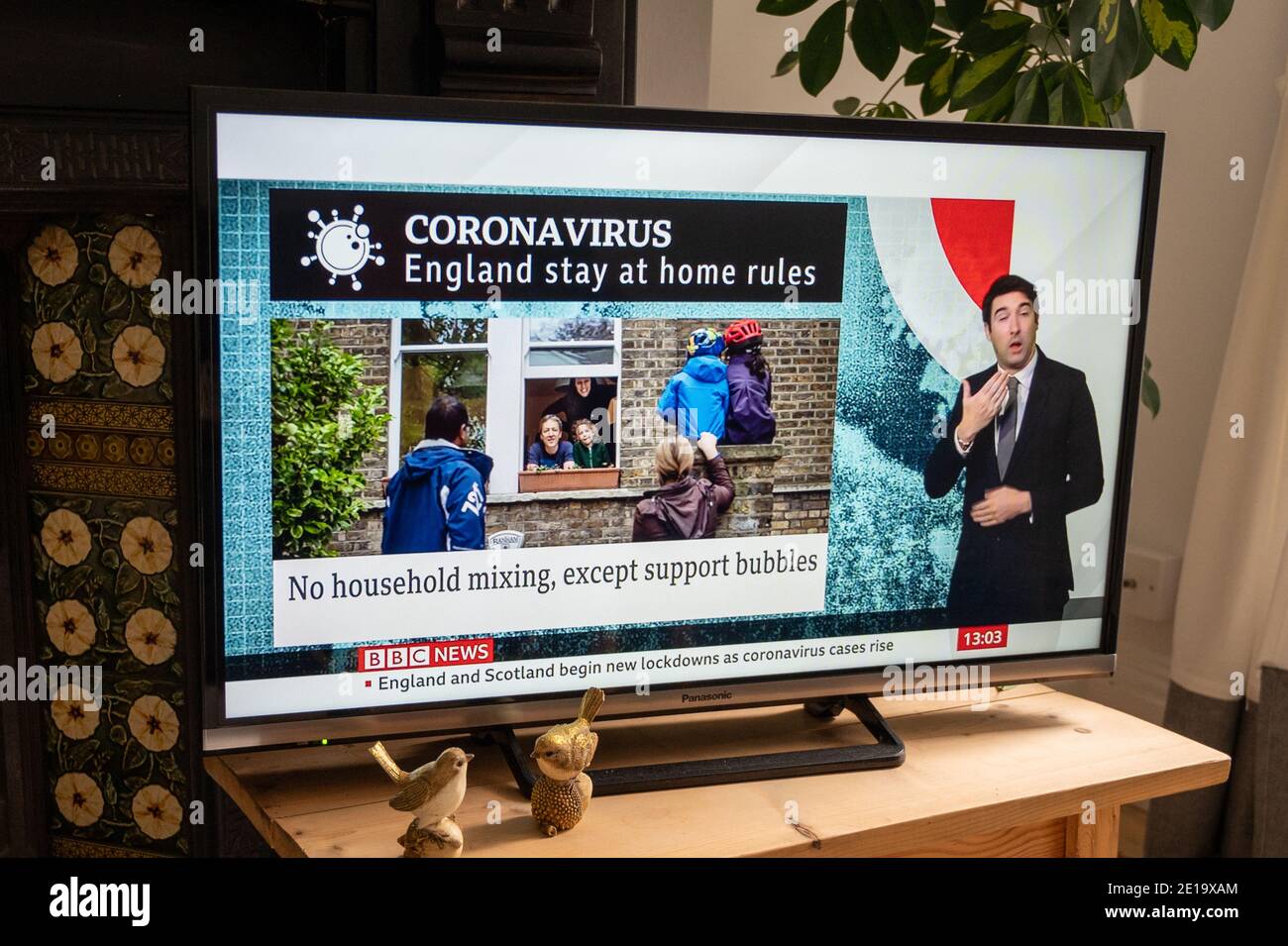 Die dritte Ankündigung der Coronavirus-Sperre; Regeln und Vorschriften in den BBC-Nachrichten 'Stay Home, No Household Mixing' 2021 Stockfoto