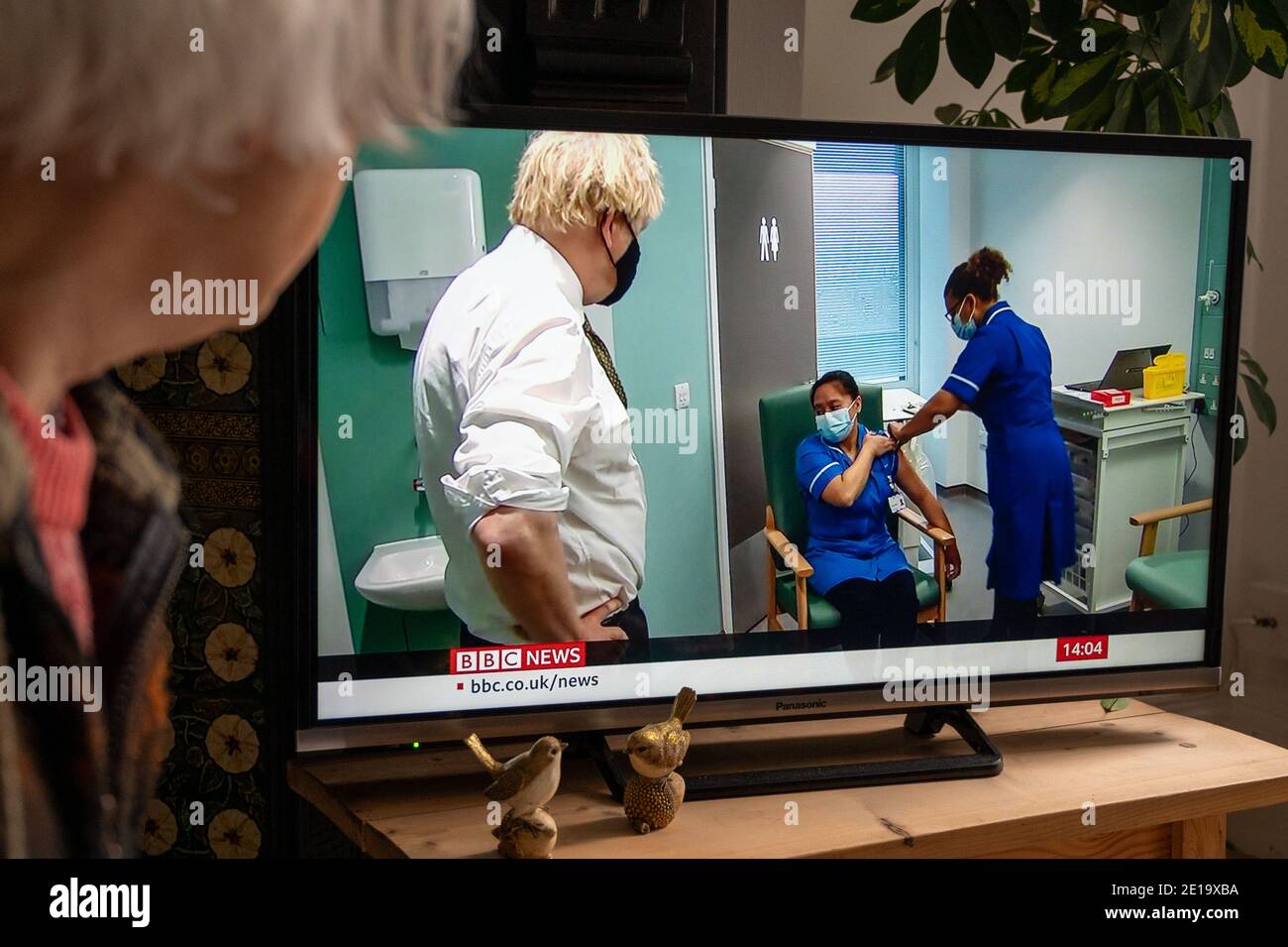 Dritte Coronavirus-Sperre Januar 2021. Boris Johnson beobachtete, wie eine Krankenschwester in BBC-Fernsehnachrichten einen Impfstoff erhielt, der von einem Zuschauer beobachtet wurde. Stockfoto