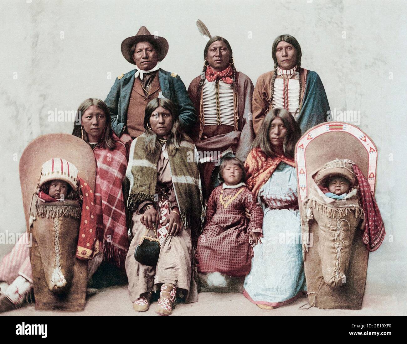 Ute Chief Sevara und seine Familie. Der Staat Utah ist nach den Ute-Menschen benannt. Nach einem Foto-Chromolithographen von Fotograf Charles Nast, veröffentlicht um 1899 von der Detroit Photographic Co.. Stockfoto