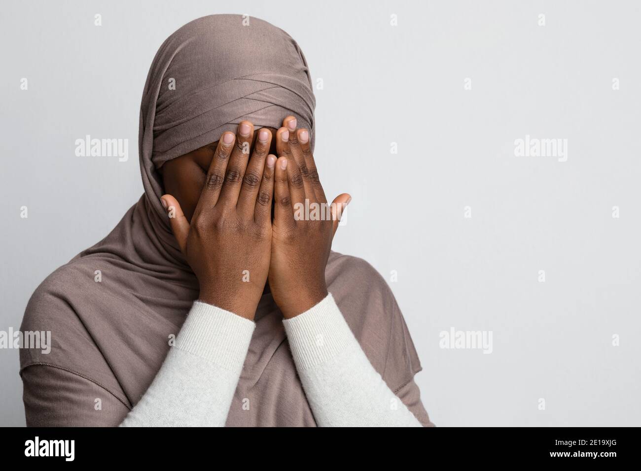 Nahaufnahme Aufnahme Der Schwarzen Muslimischen Frau In Hijab-Gesicht Mit Händen Stockfoto
