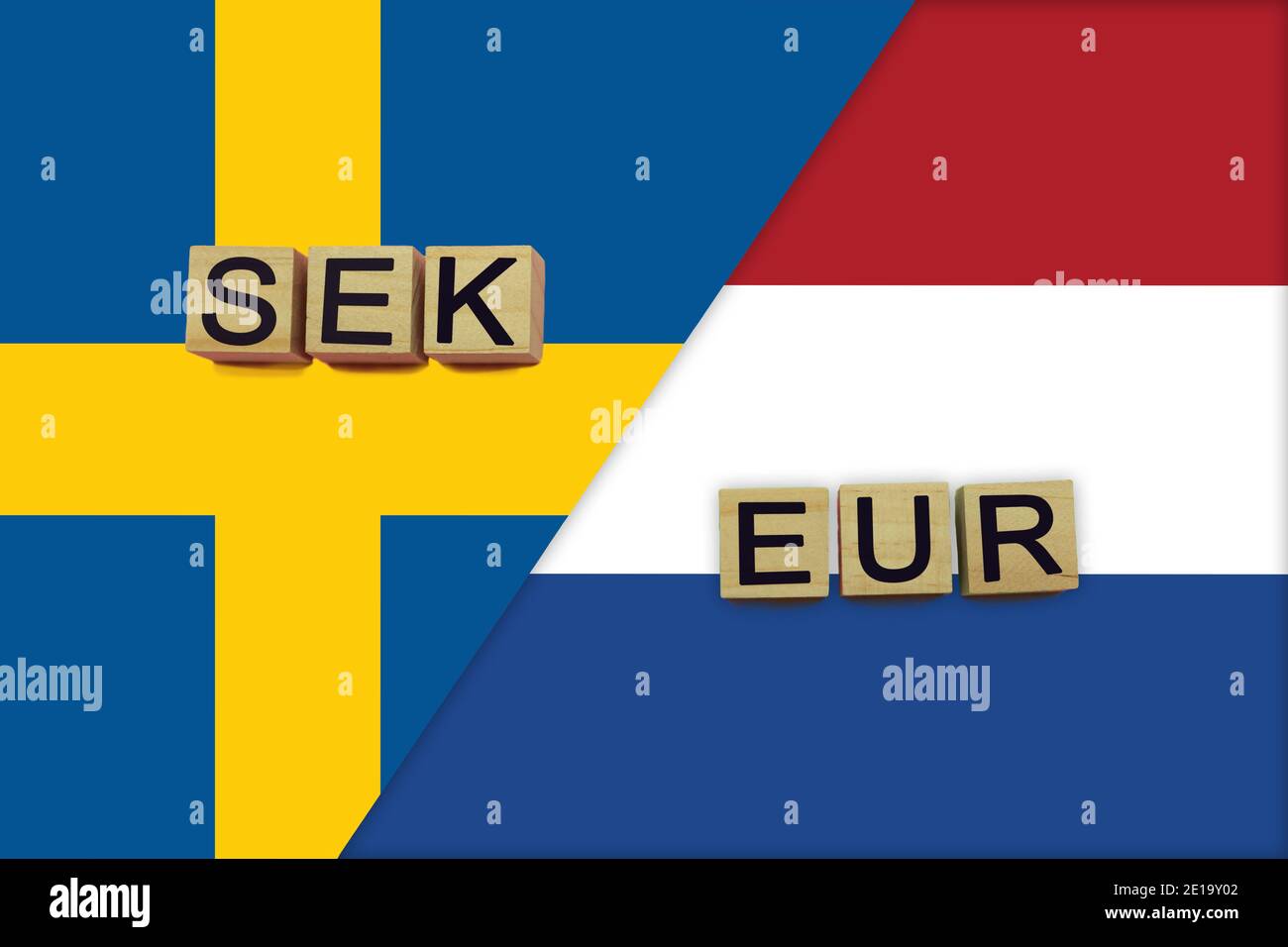 Schweden und Niederlande Währungen Codes auf nationalen Flaggen Hintergrund. Internationales Geldtransferkonzept Stockfoto