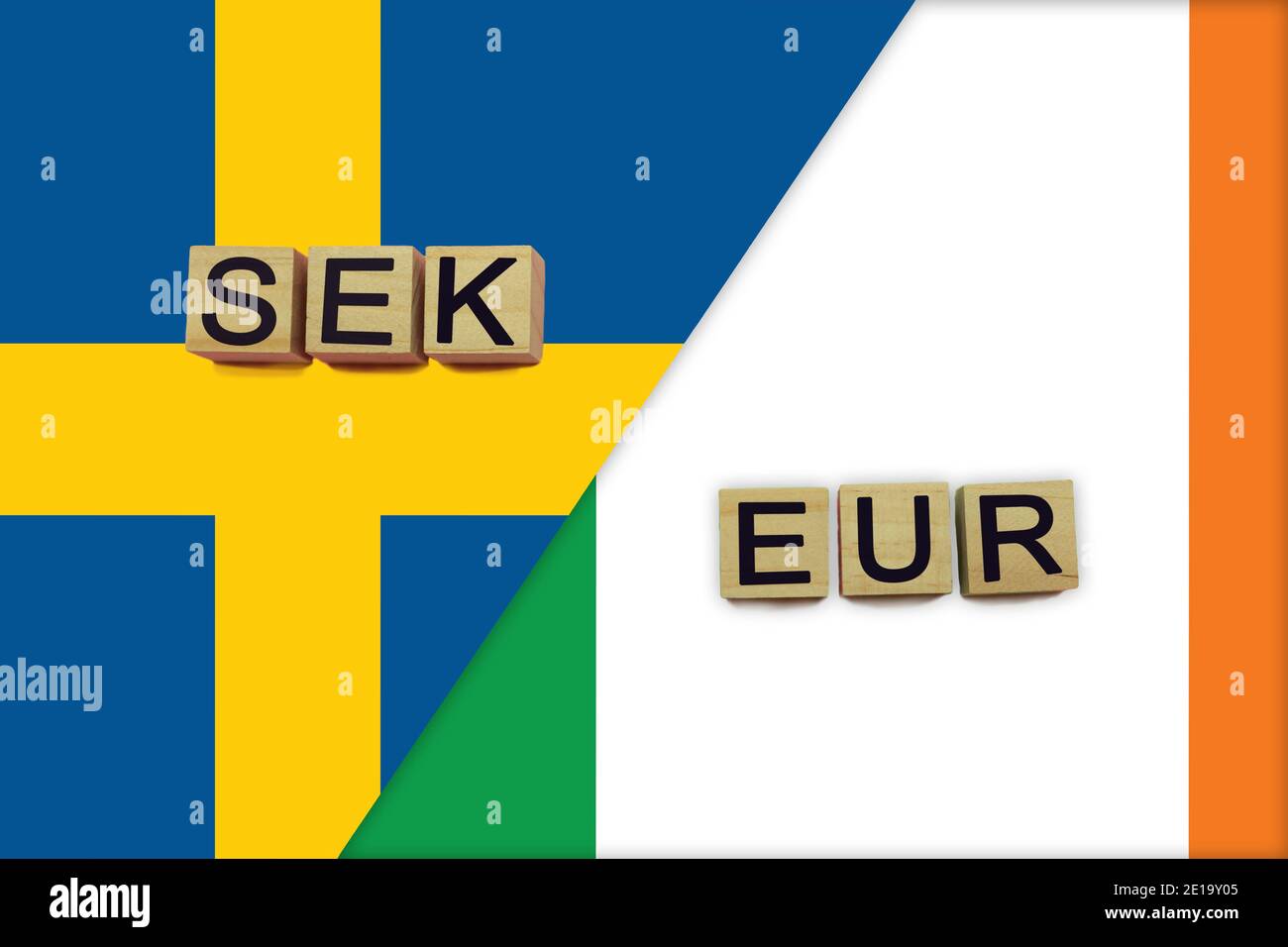 Schweden und Irland Währungscodes auf nationalen Flaggen Hintergrund. Internationales Geldtransferkonzept Stockfoto
