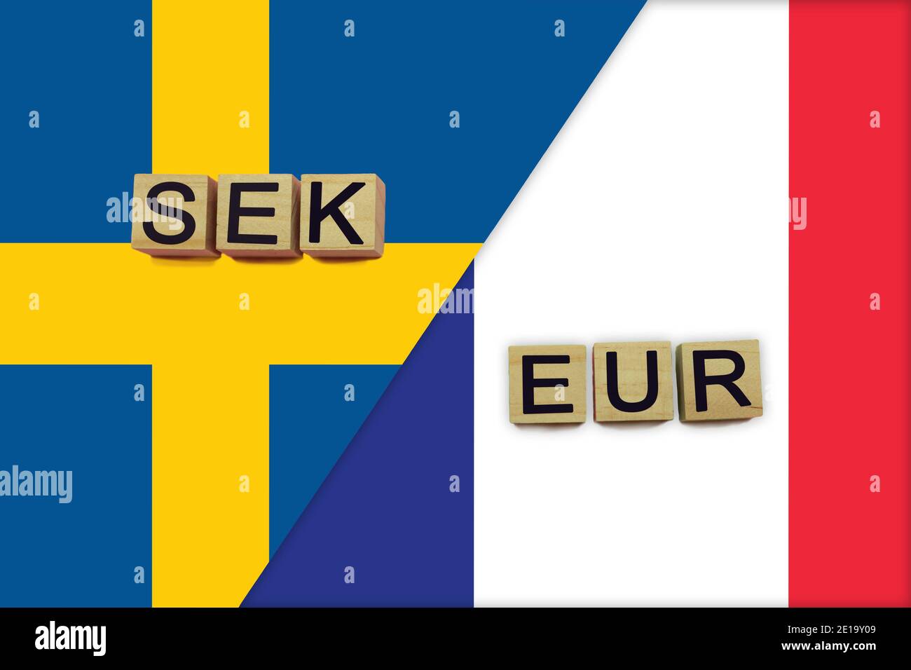 Schweden und Frankreich Währungen Codes auf nationalen Flaggen Hintergrund. Internationales Geldtransferkonzept Stockfoto