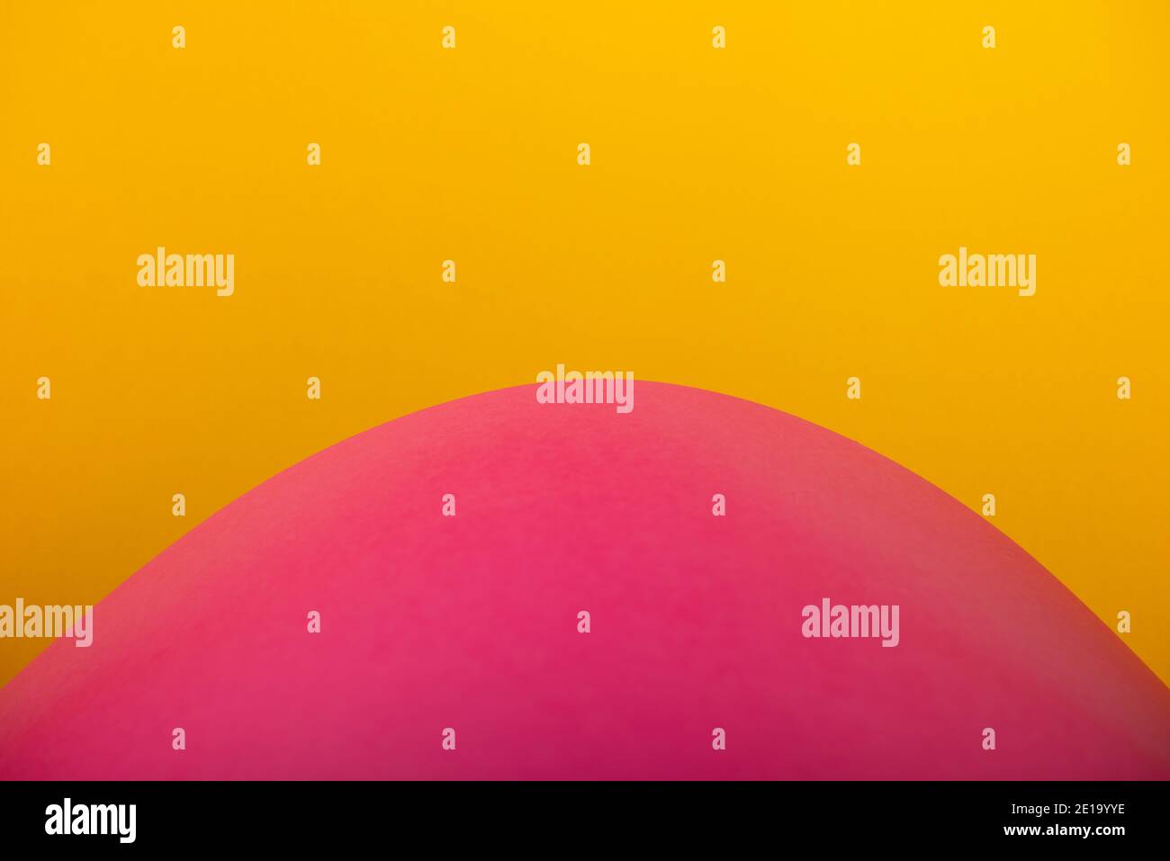 Abstrakter Hintergrund in Gelb und Rosa. Aufgetaufte Optik. Stockfoto