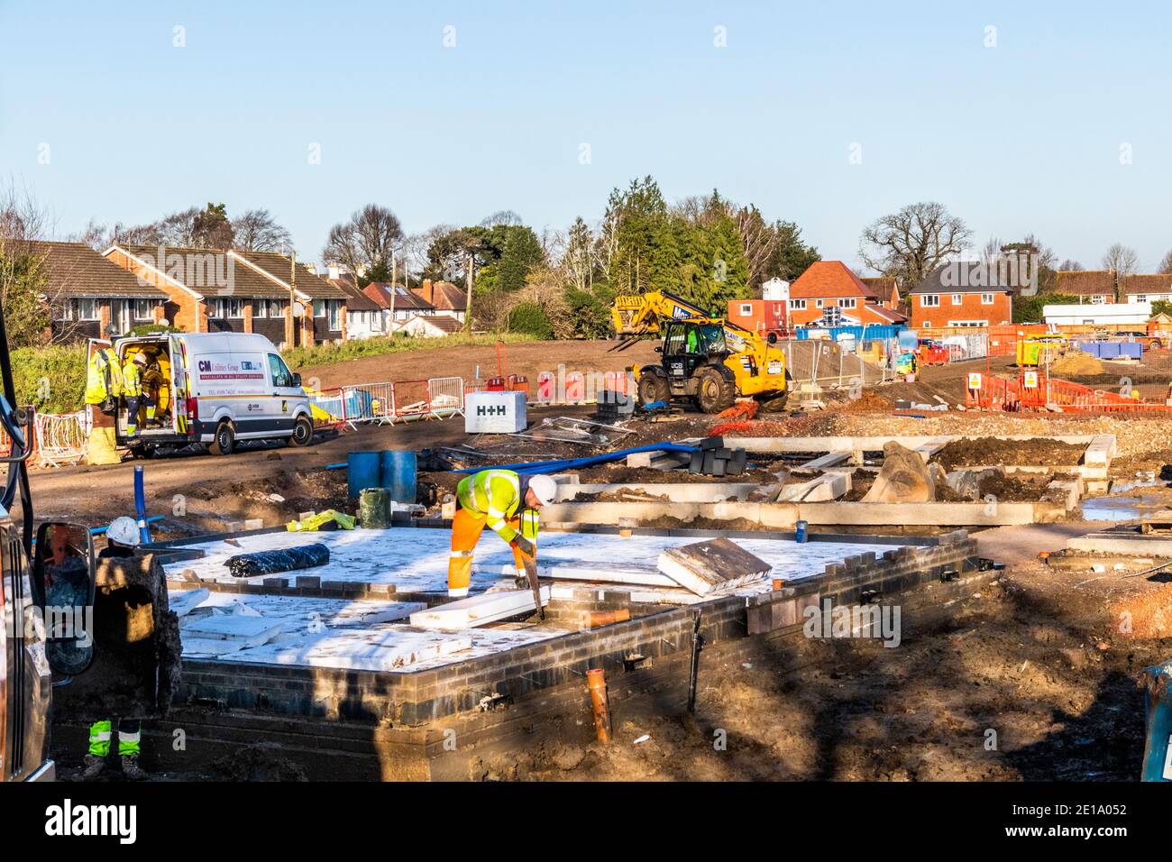 Auf einer Baustelle in Kingsholm, Gloucester, Großbritannien, wird eine Dämmung an den Fundamenten für neue Häuser installiert Stockfoto