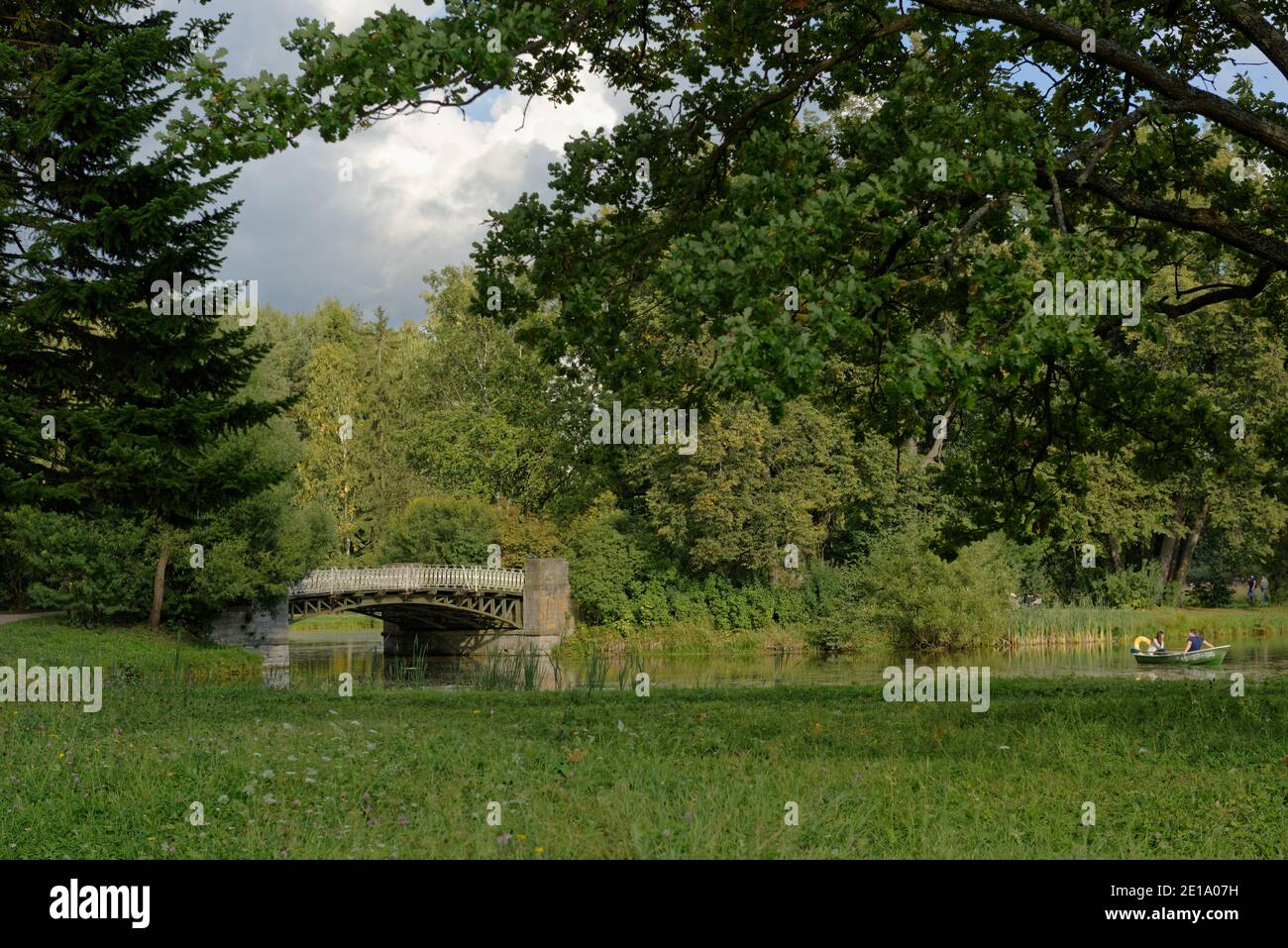 Menschen Bootfahren auf dem Teich im Park des Staatlichen Museums-Reserve Pavlovsk, Pavlovsk in der Nähe von St. Petersburg, Russland Stockfoto