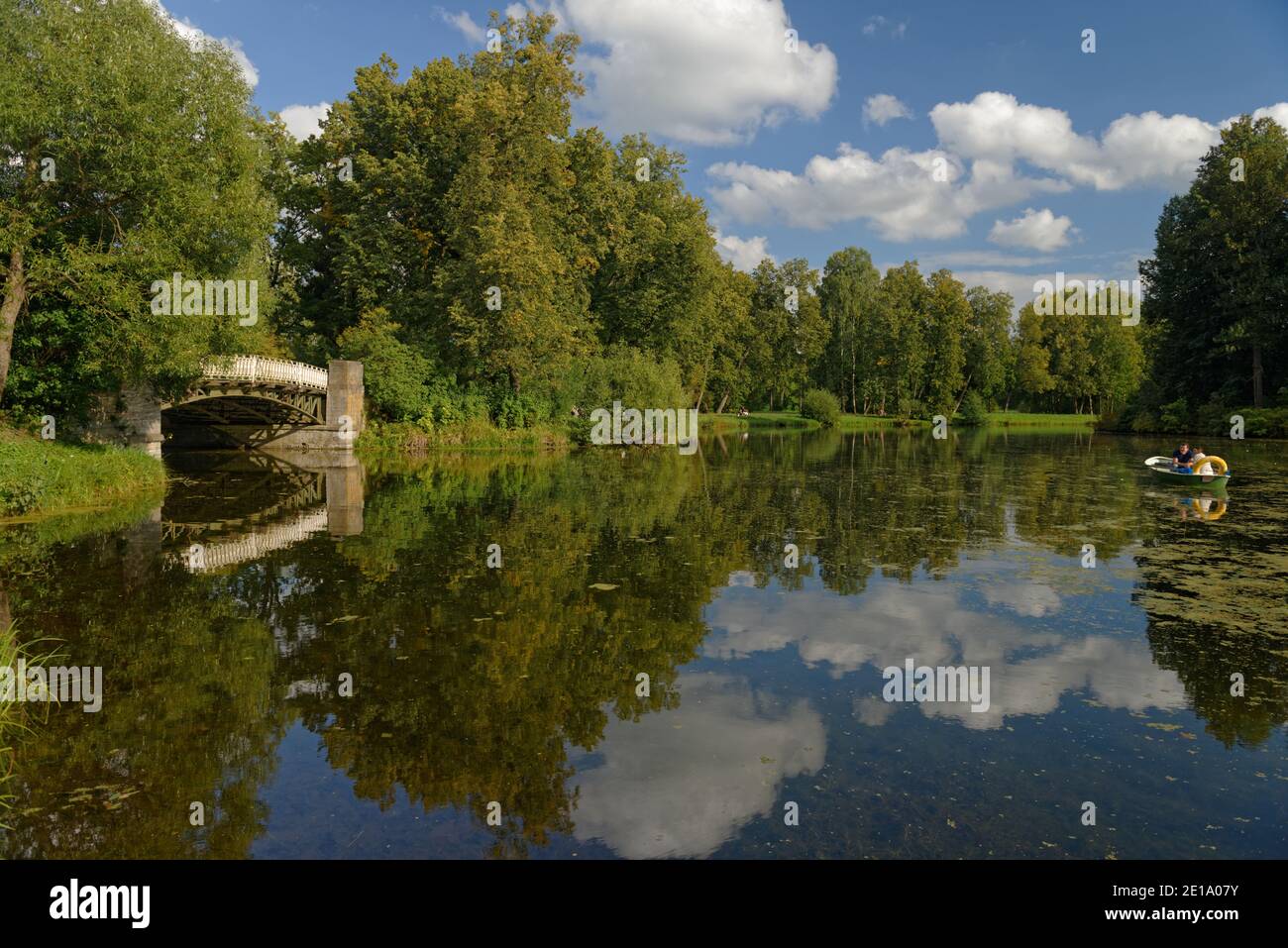 Menschen Bootfahren auf dem Teich im Park des Staatlichen Museums-Reserve Pavlovsk, Pavlovsk in der Nähe von St. Petersburg, Russland Stockfoto