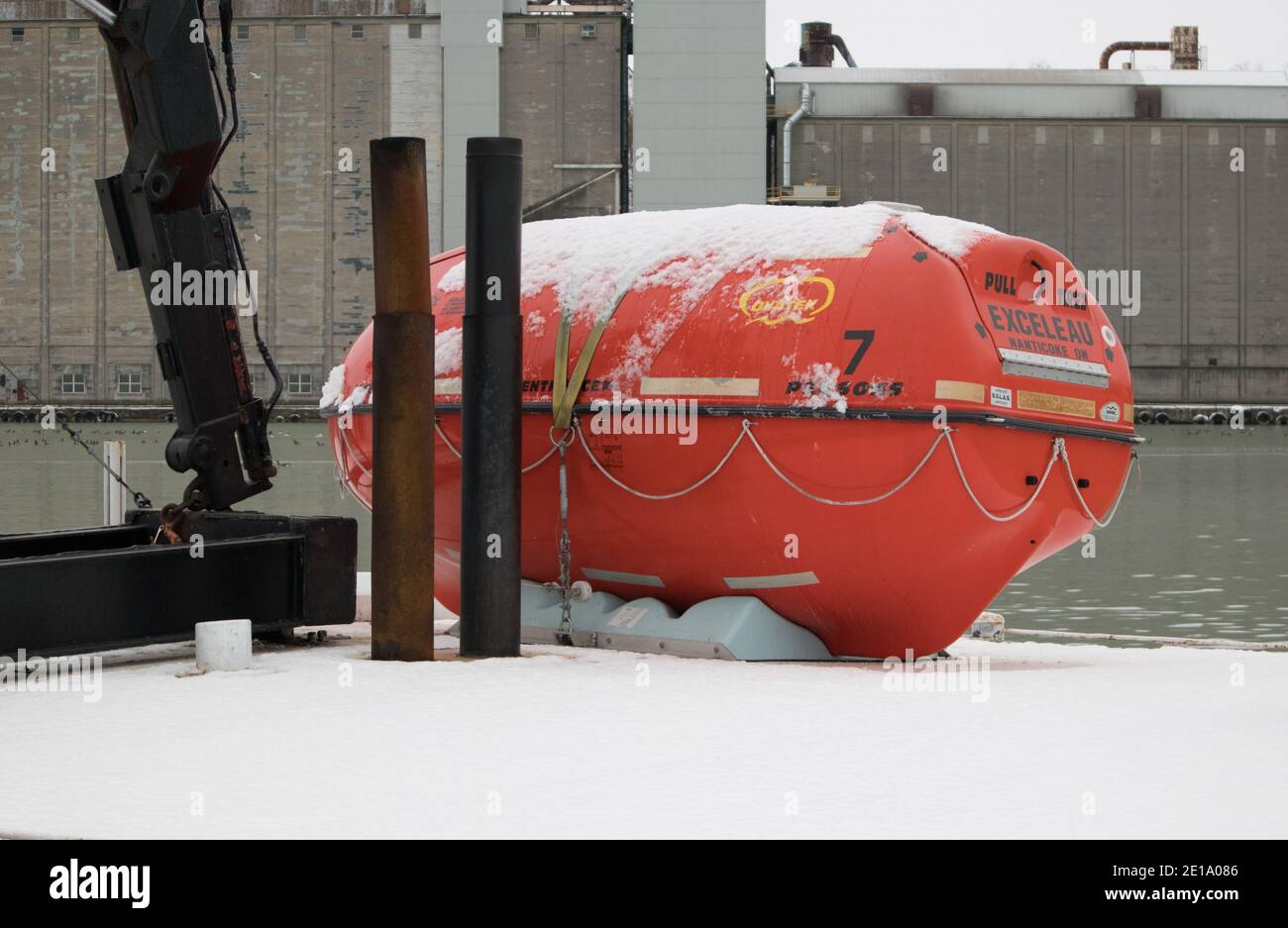 Kleines umzäuntes Rettungsboot Stockfoto