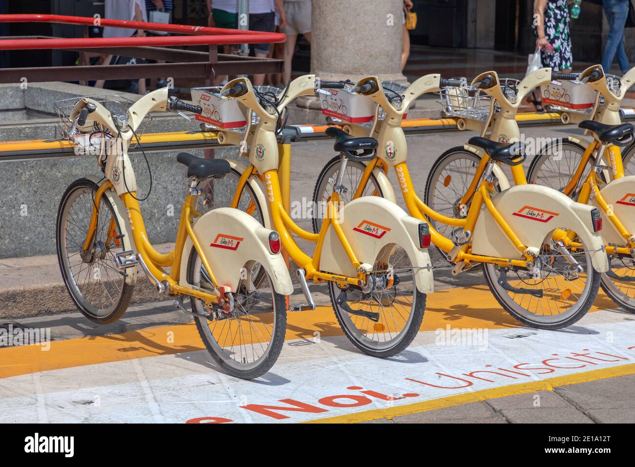 Mailand, Italien - 15. Juni 2019: Vermietung Fahrräder Bike Mi geparkt am Platz in Mailand, Italien. Stockfoto