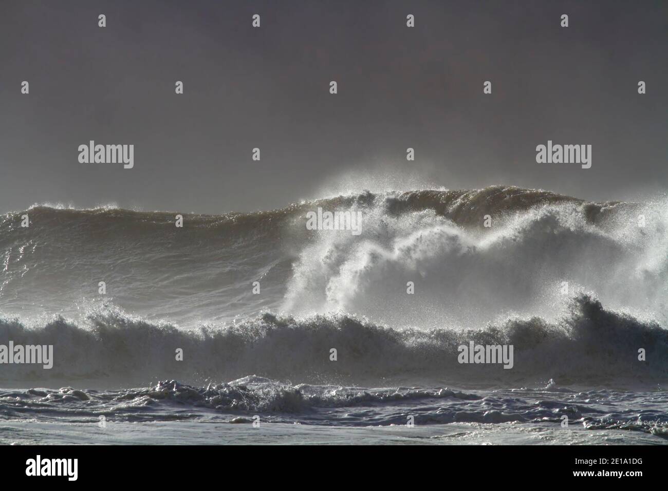 Große brechende Meereswelle mit Spray an einem stürmischen Tag Stockfoto