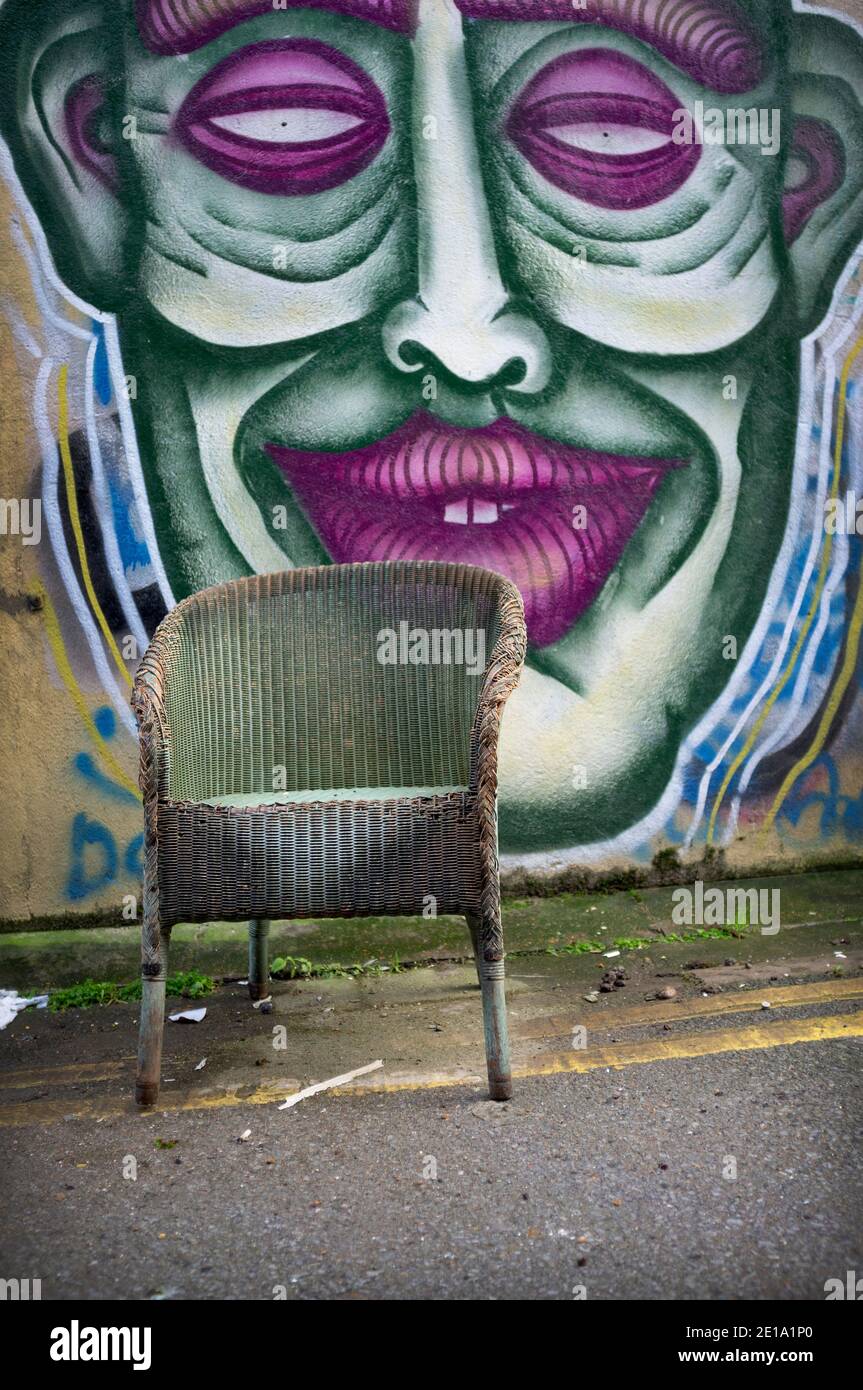 Ein Lloyd Loom Stuhl links in einer Brighton Straße Stockfoto