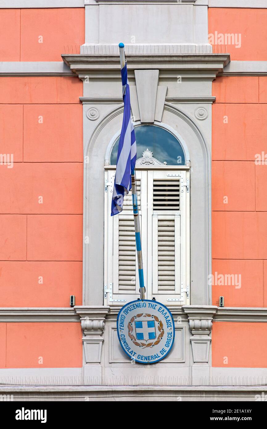 Triest, Italien - 7. März 2020: Griechische Flagge beim griechischen Generalkonsulat in Triest, Italien. Stockfoto