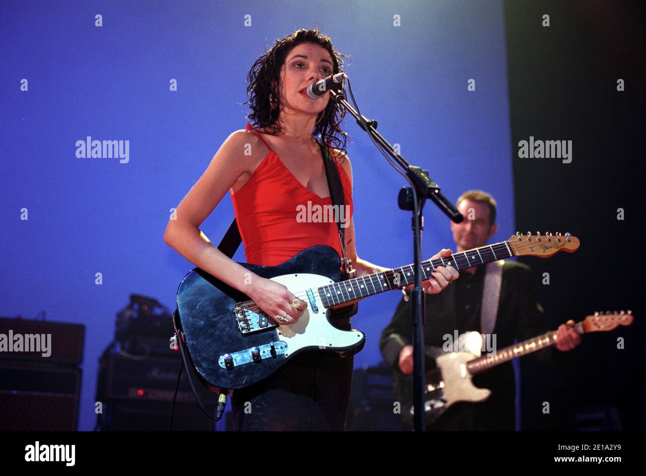 PJ Harvey im Konzert im Shepherds Bush Empire in London, Großbritannien. Dezember 1998. Stockfoto