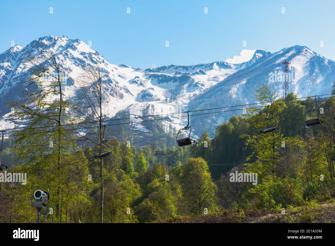 Sotschi Krasnaja Poljana im Frühjahr 29. April 2018. Blick auf schneebedeckte Berge, Wolken und Sehenswürdigkeiten. Grüner Frühlingswald an den Hängen des Stockfoto