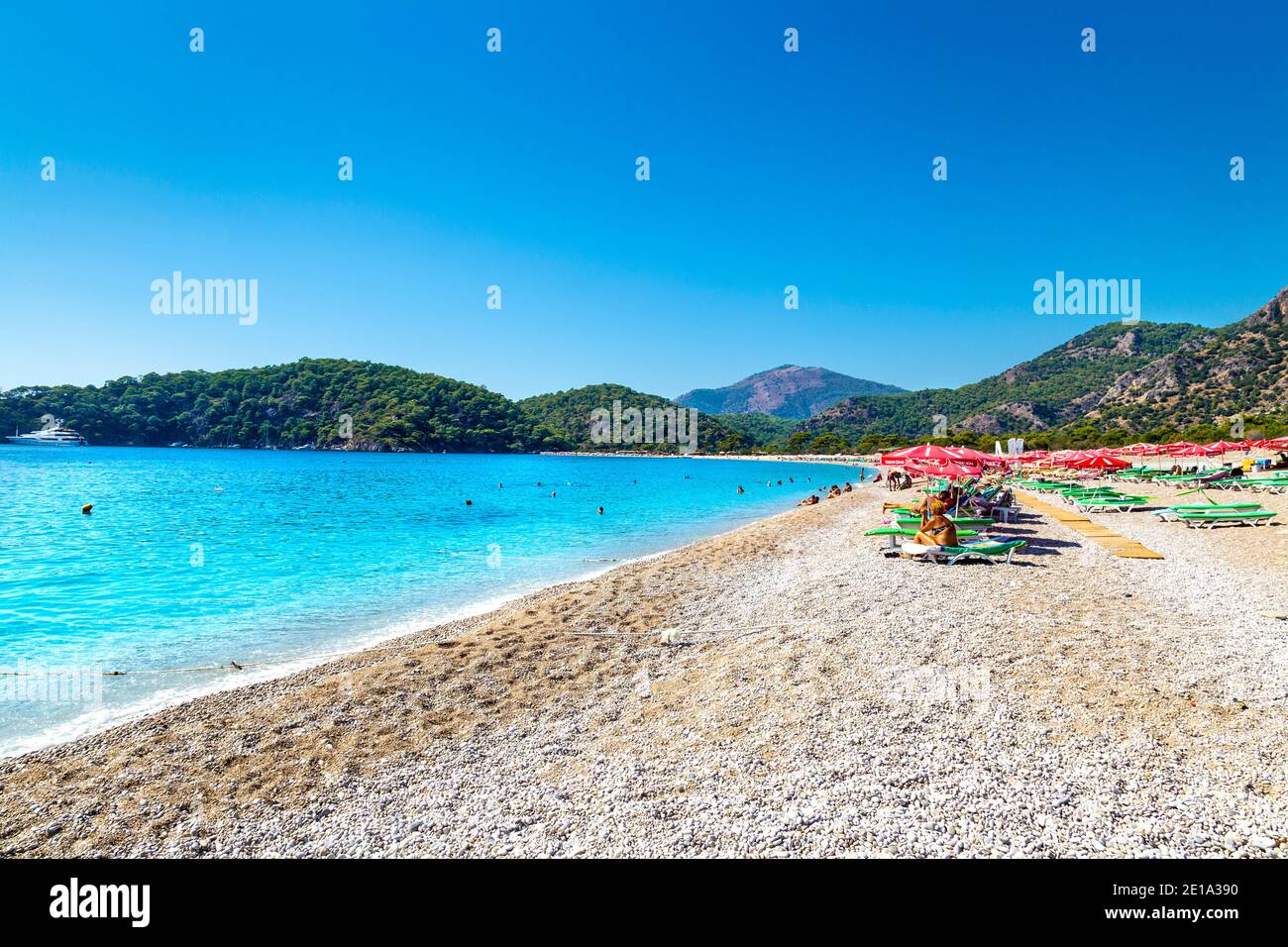 Strand mit Sonnenschirmen und Liegestühlen am Oludeniz, Türkische Riviera, Türkei Stockfoto
