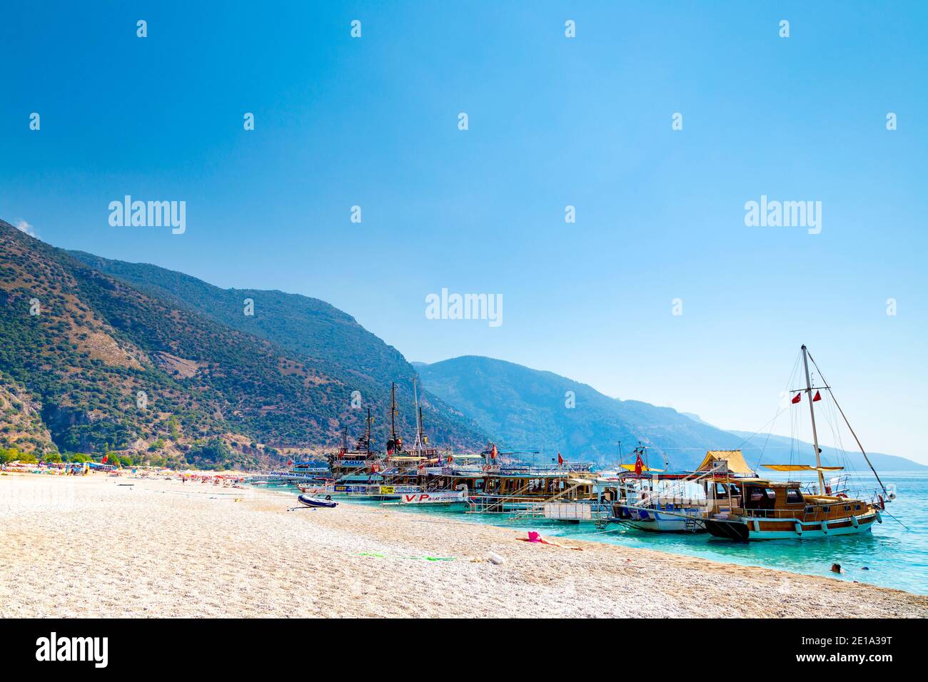 Touristenboote und türkische Gulets am Strand in Oludeniz, Türkische Riviera, Türkei Stockfoto