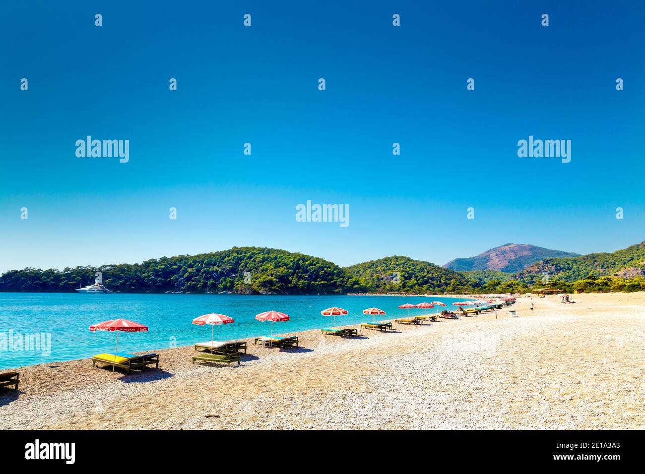 Strand mit Sonnenschirmen und Liegestühlen am Oludeniz, Türkische Riviera, Türkei Stockfoto