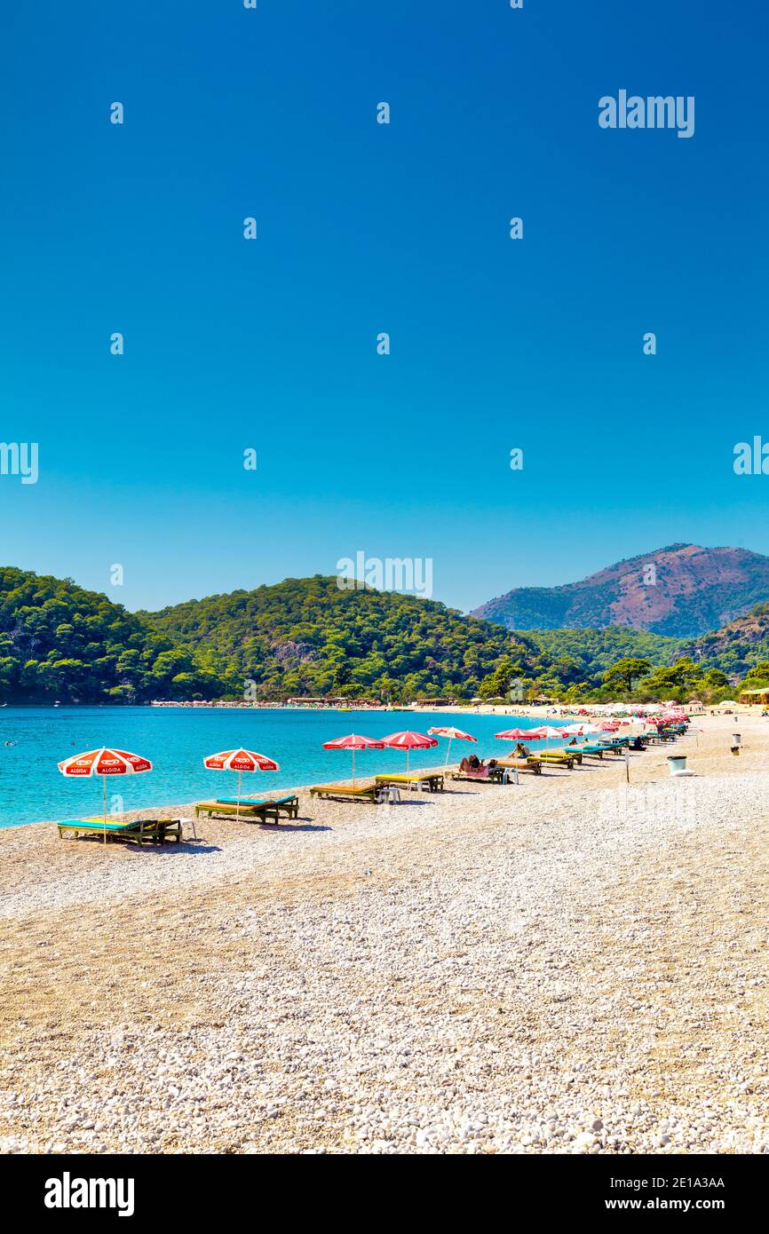 Strand mit Sonnenschirmen und Liegestühlen am Oludeniz, Türkische Riviera, Türkei Stockfoto