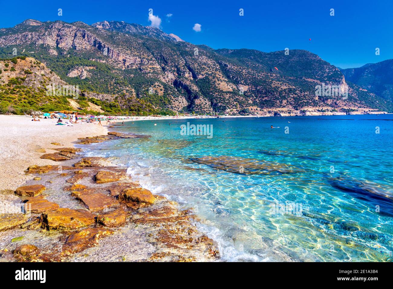 Azurblaues Wasser und Kiesstrand in Oludeniz, Türkische Riviera, Türkei Stockfoto
