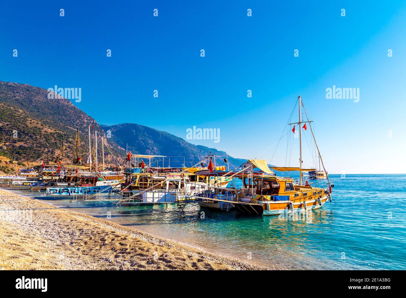 Touristenboote und türkische Gulets am Strand in Oludeniz, Türkische Riviera, Türkei Stockfoto