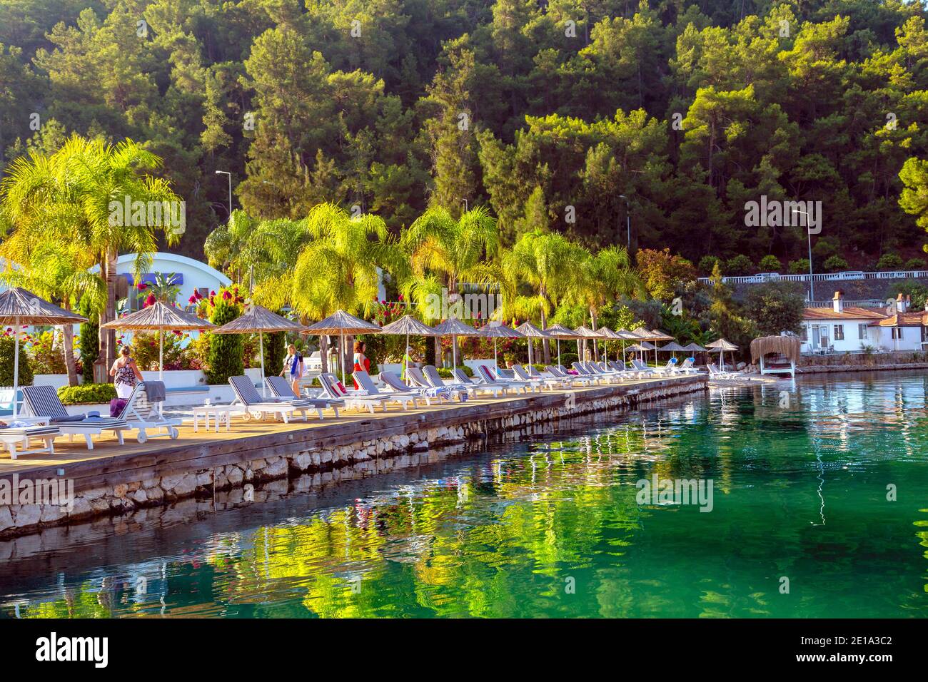 Strohschirme und Sonnenliegen im Yacht Classic Hotel Marina, Fethiye, Türkische Riviera, Türkei Stockfoto