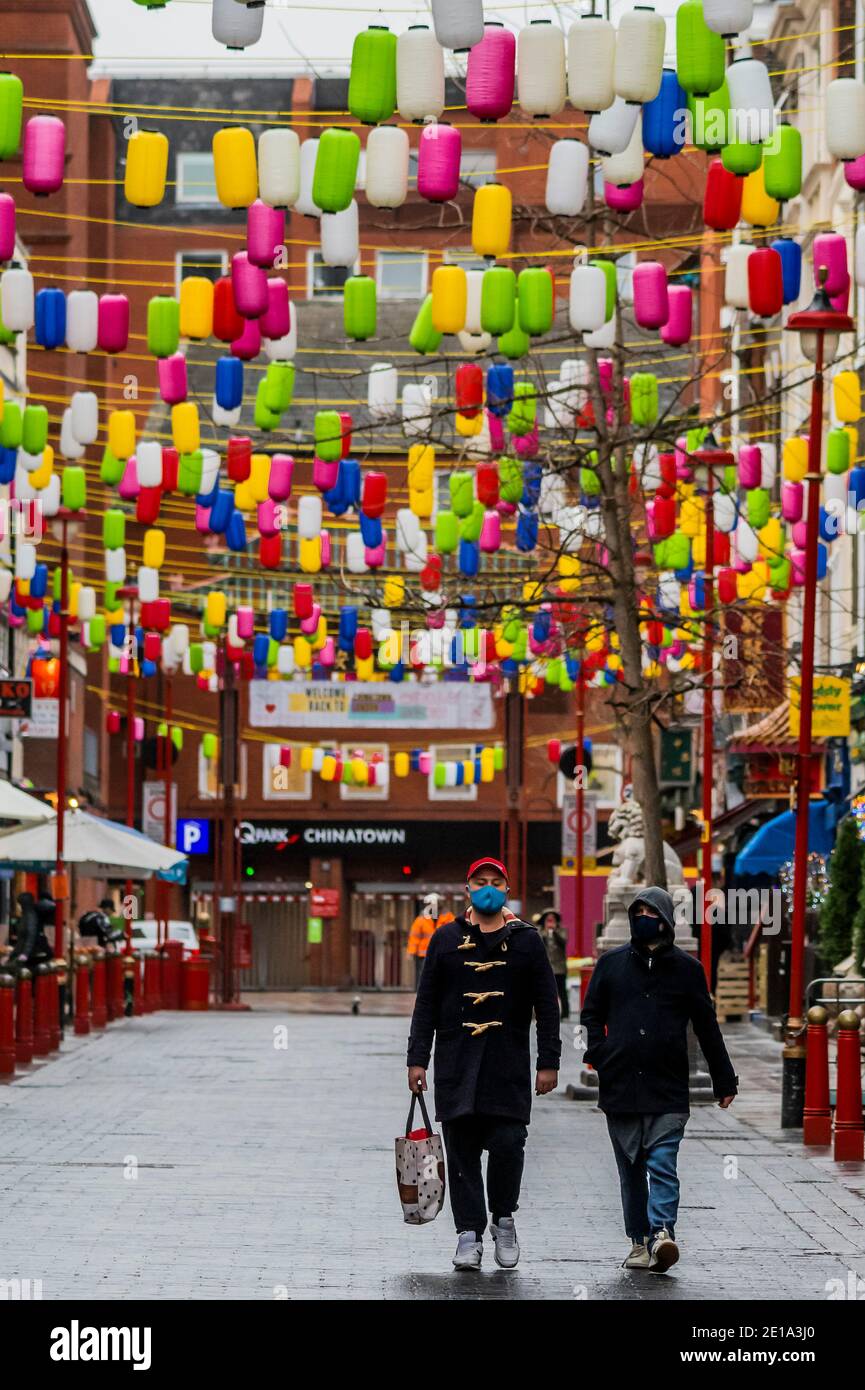 London, Großbritannien. Januar 2021. Chinatown hat immer noch willkommene Rückschilder und ist nicht völlig leer, da einige Übungen und einige Geschäfte für Lebensmittel - der erste Tag der nationalen Lockdown 3. Dies ersetzt Tier-4-Beschränkungen und die Regierung Anweisung ist für alle zu Hause zu bleiben, um den Druck auf die NHS zu sparen. Kredit: Guy Bell/Alamy Live Nachrichten Stockfoto