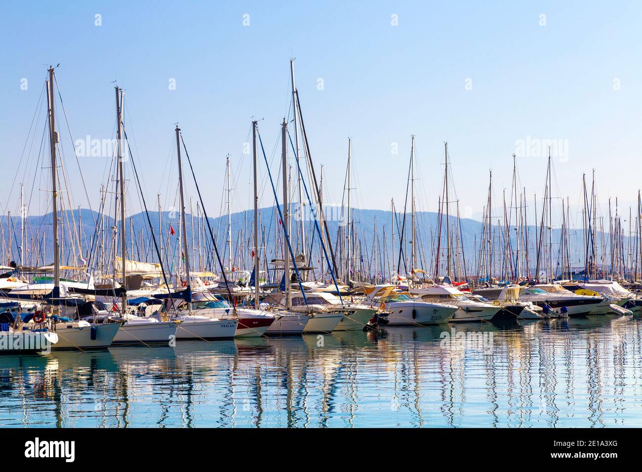 Segelboote anlegen im Yacht Classic Hotel ECE Marina, Fethiye, Türkische Riviera, Türkei Stockfoto