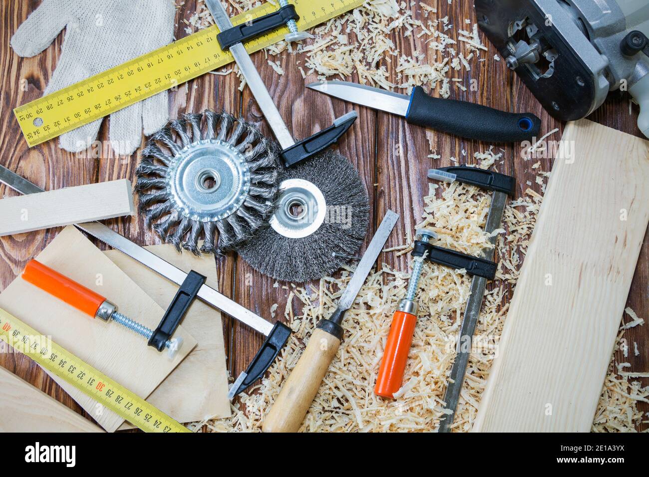 Tischlerwerkzeug der Arbeit auf dem Baum Stockfoto