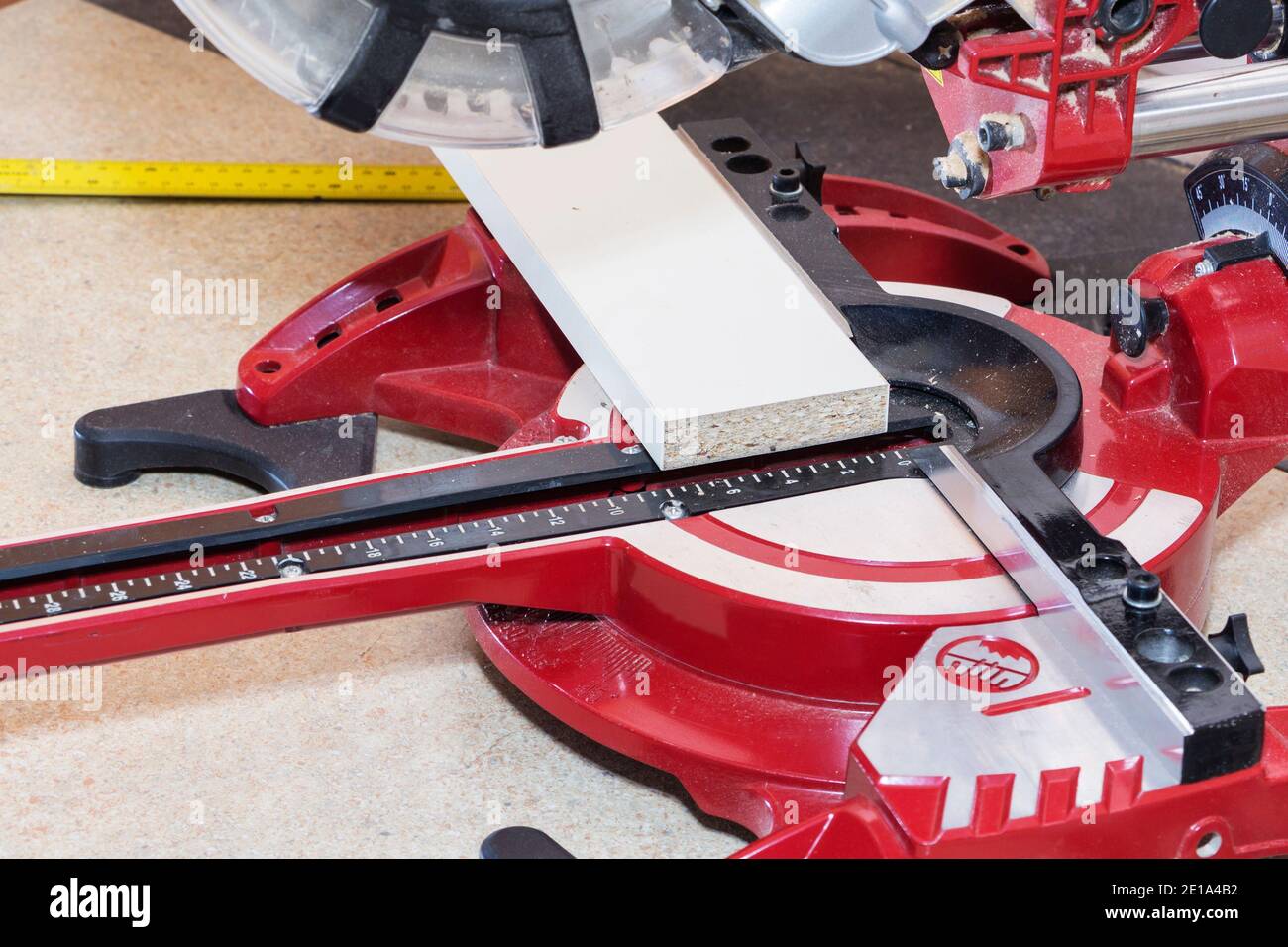 Tischlerarbeitsplatz. Tischlerwerkzeuge auf Holztisch mit Sägemehl. Compound Mitre Säge Schneiden Planken hölzernen Hintergrund Stockfoto
