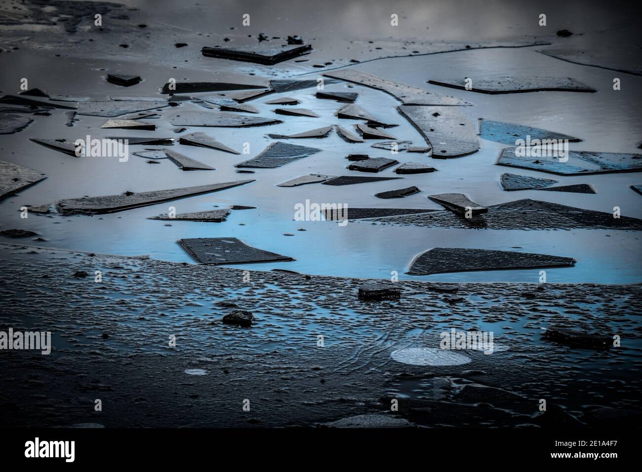 Gebrochenes Eis auf Pfütze, England im Winter. Abstraktes Muster. Stockfoto