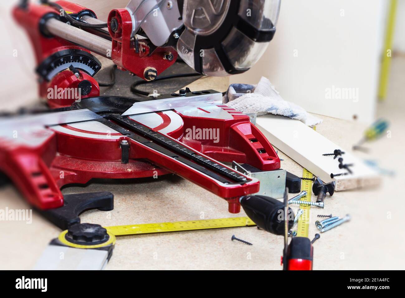 Tischlerarbeitsplatz. Tischlerwerkzeuge auf Holztisch mit Sägemehl. Compound Mitre Säge Schneiden Planken hölzernen Hintergrund Stockfoto