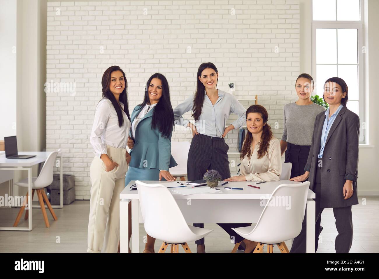 Gruppenportrait von glücklich lächelnden jungen Frauen im Büro versammelt Für Firmenmeeting Stockfoto
