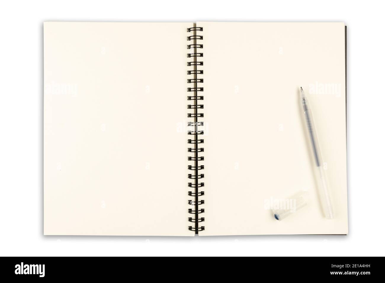Spiralnotizbuch mit leeren Seiten und isoliertem Stift öffnen Weißer Hintergrund Stockfoto