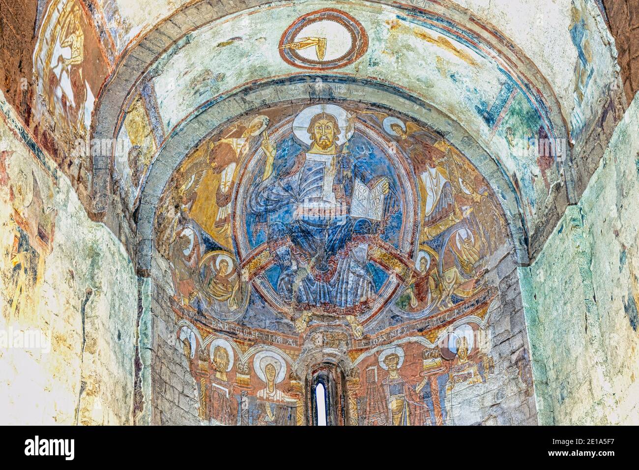 Das Innere der romanischen Kirche Sant Climent, im Jahr 1123 geweiht. Christus Pantocrator über dem Chor Bereich. Taüll, Provinz Lleida, Katalonien, Sp Stockfoto