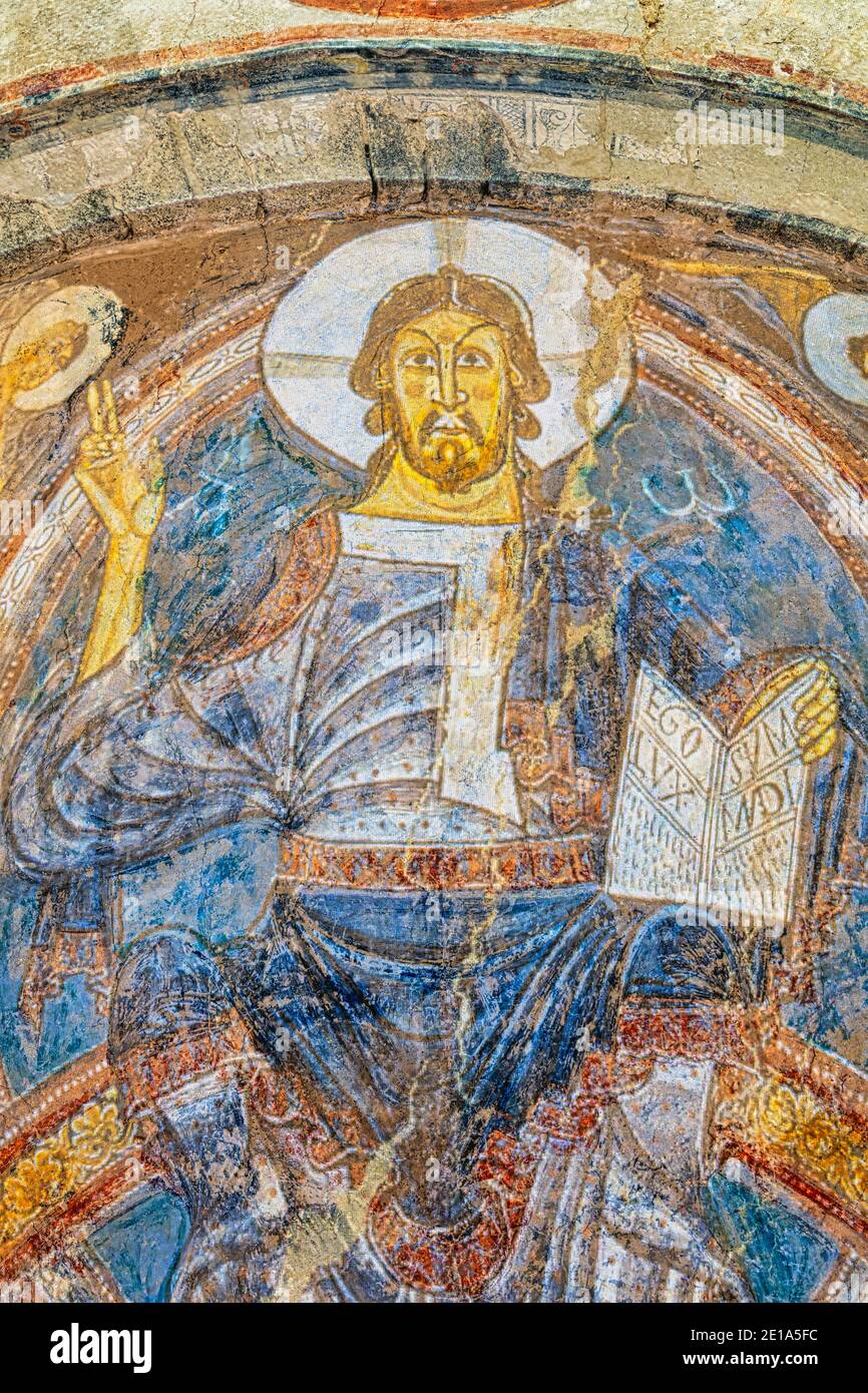 Das Innere der romanischen Kirche Sant Climent, im Jahr 1123 geweiht. Christus Pantocrator über dem Chor Bereich. Taüll, Provinz Lleida, Katalonien, Sp Stockfoto