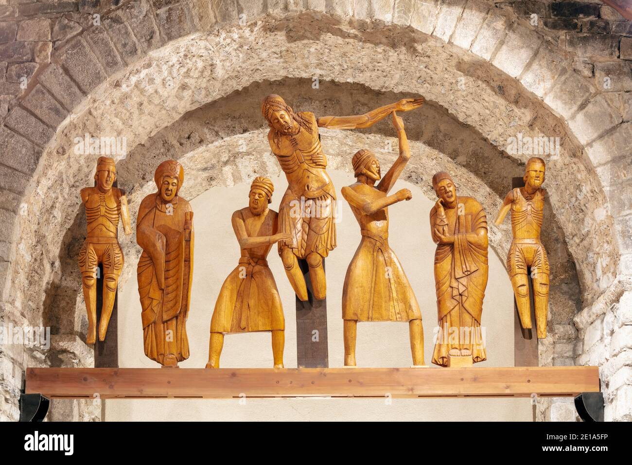 12. Jahrhundert Holzskulptur Gruppe der Abstieg vom Kreuz. Kirche Santa Eulalia aus dem 12. Jahrhundert, Erill la Vall, Provinz Lleida, Katalonien, Sp Stockfoto