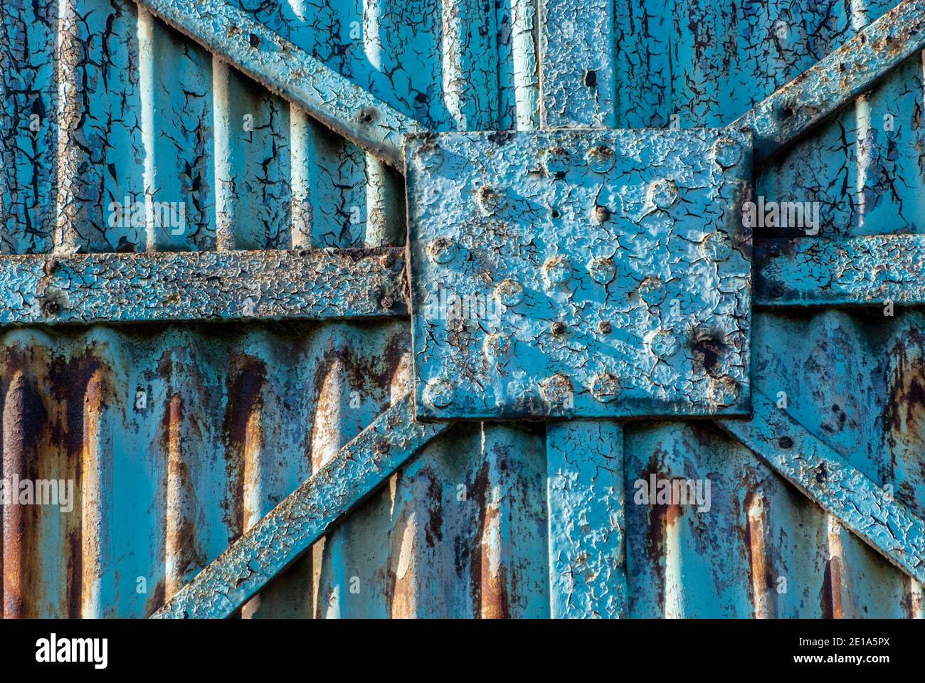 Alte Pealingfarbe an einer Tür einer Industrieanlage in Gravesend Kent. Stockfoto